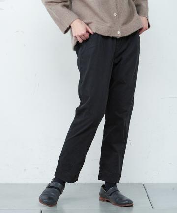テーパードパンツ