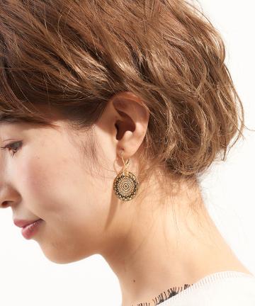 透かしプレートピアス