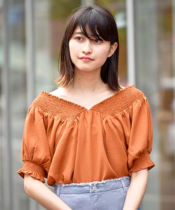 シャーリングネックブラウス