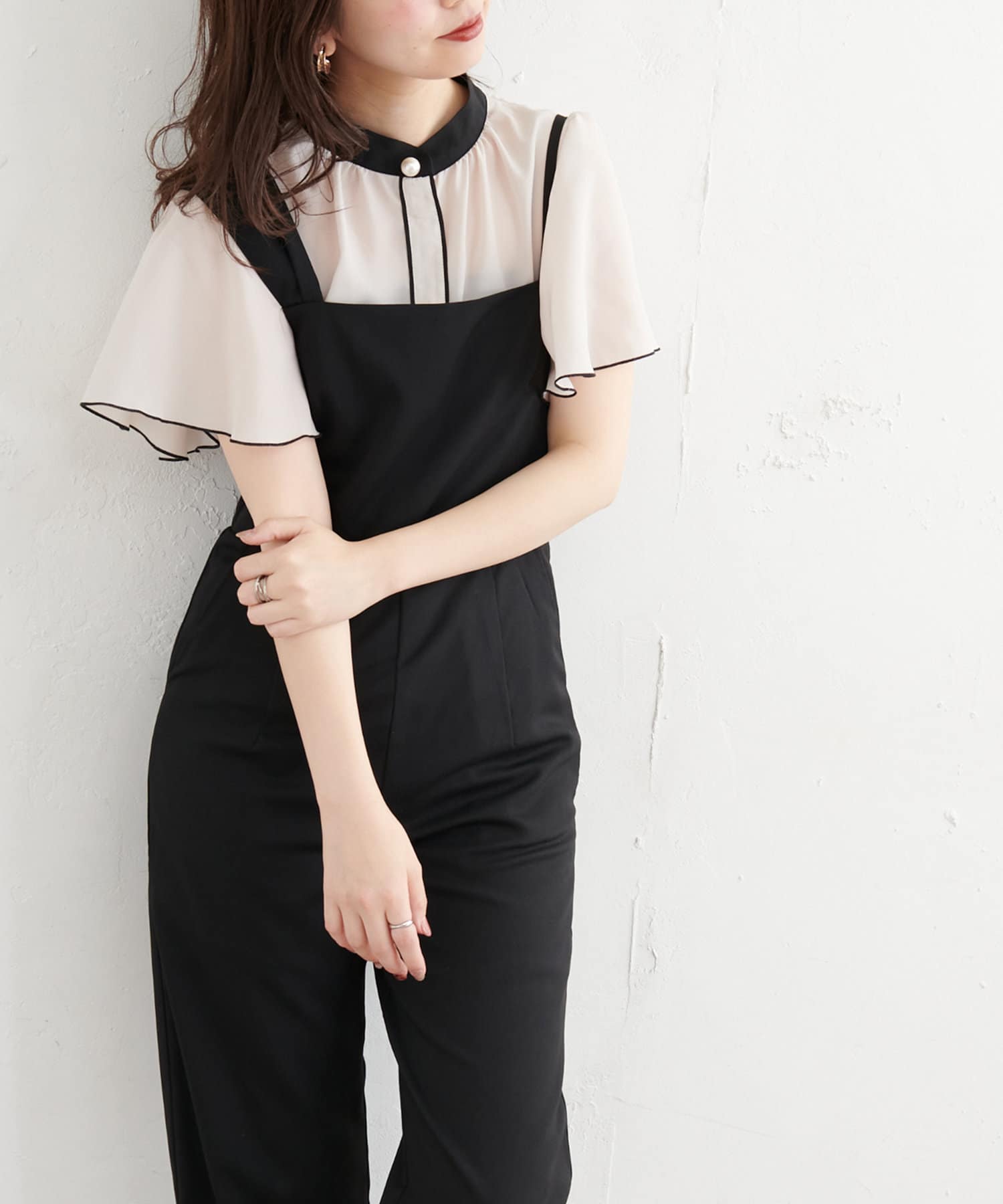 WEB限定カラー有り】パール釦ポイントバイカラーフレア袖