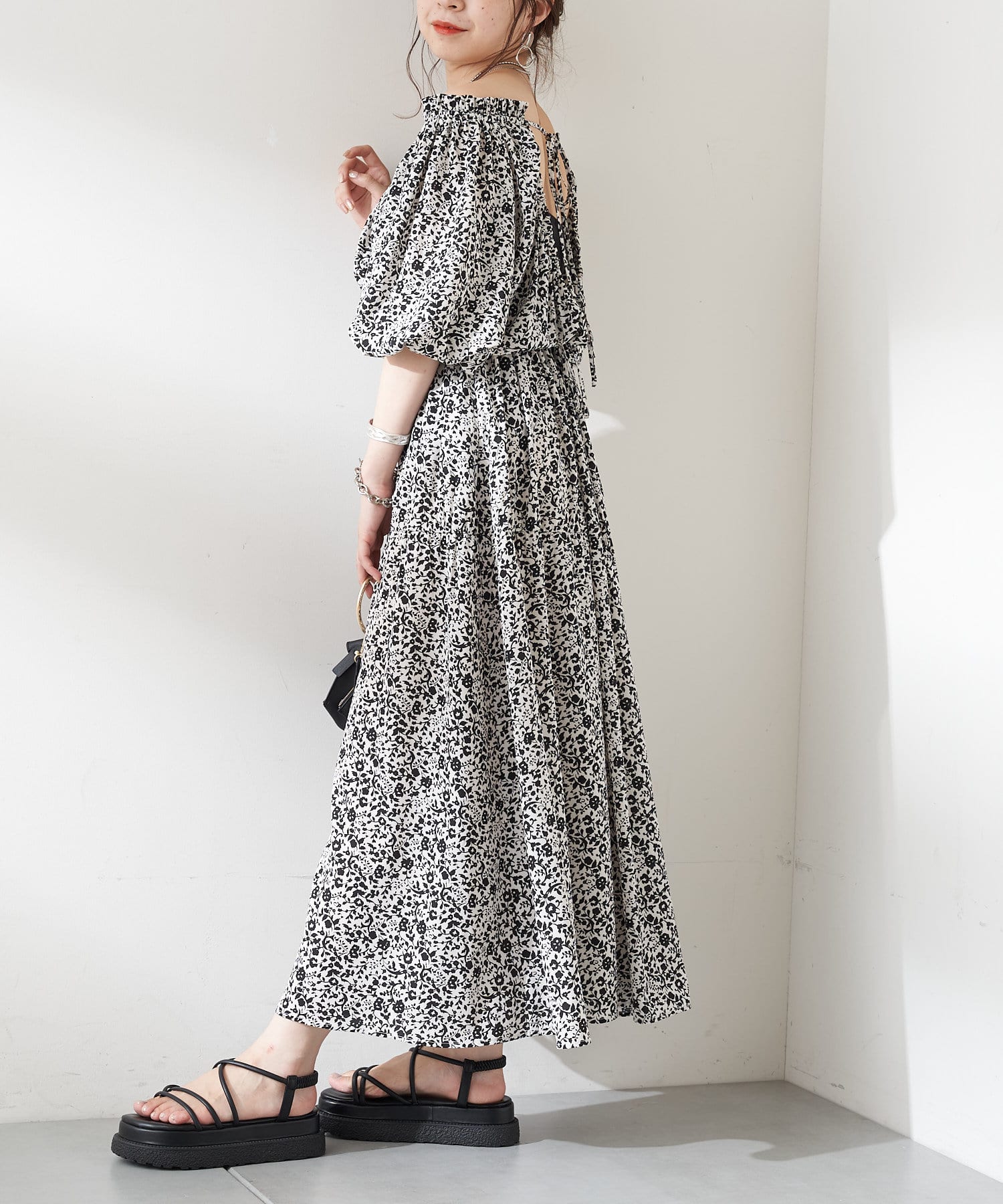 単色花柄オフショルティアードワンピース Who S Who Chico フーズフーチコ レディース Pal Closet パルクローゼット パルグループ公式ファッション通販サイト