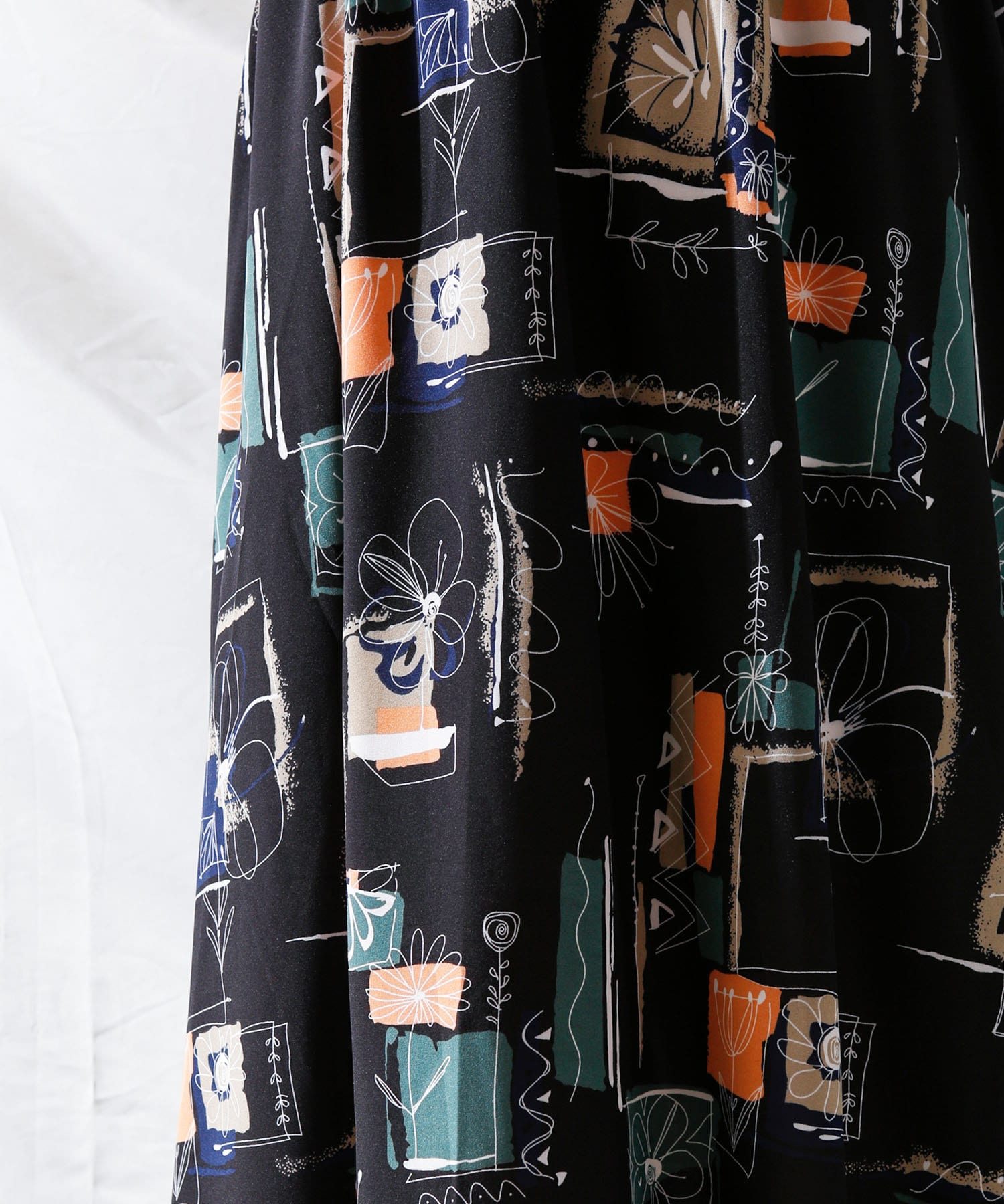 Thevon.(ゼヴォン) ペイント手書き花柄スカート