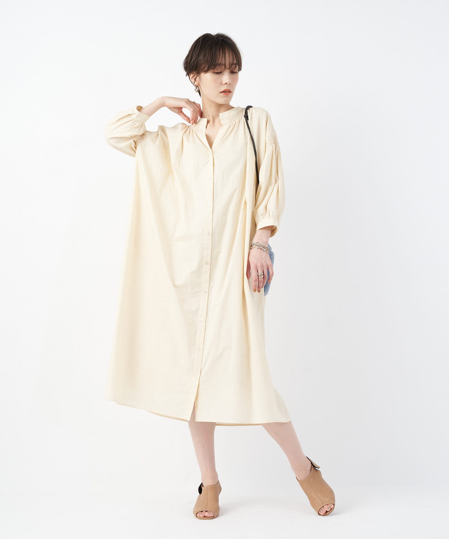 un dix cors(アンディコール) 【ニュアンス感のあるシルエット】シャーリングシャツワンピース