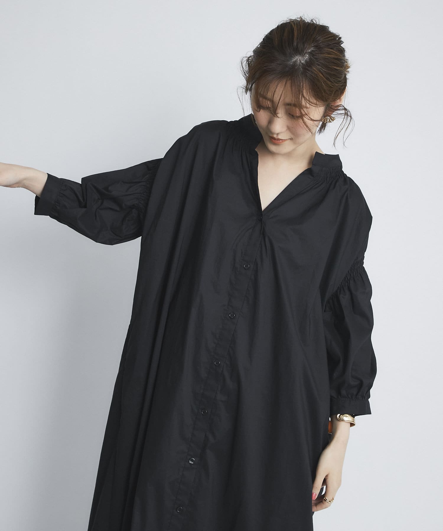 un dix cors(アンディコール) 【ニュアンス感のあるシルエット】シャーリングシャツワンピース