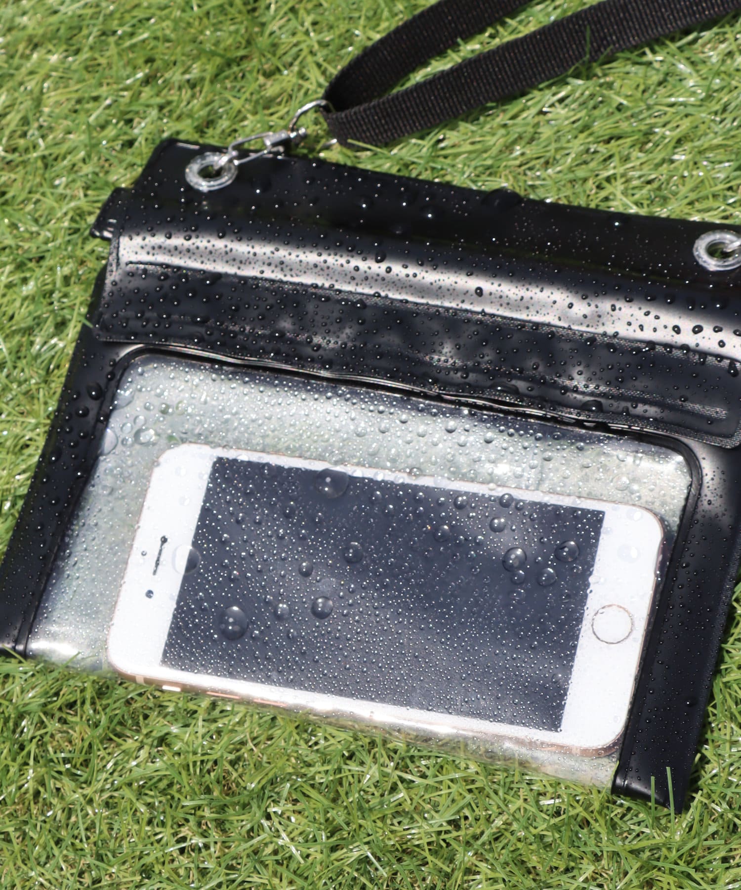 アウトドアシーンで大活躍 防滴ポーチ横型 ブラック 3coins スリーコインズ ライフスタイル Pal Closet パルクローゼット パルグループ公式ファッション通販サイト