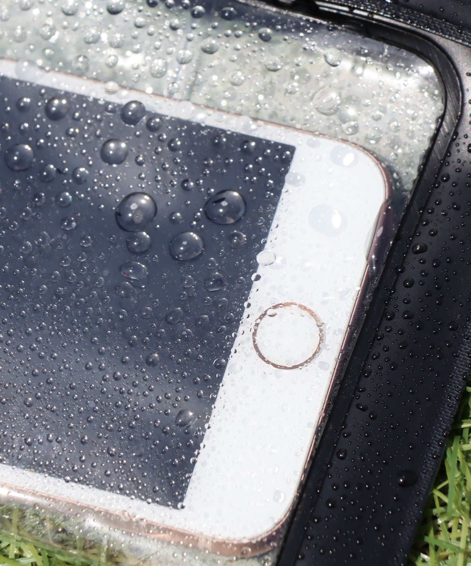 アウトドアシーンで大活躍 防滴ポーチ横型 ブラック 3coins スリーコインズ ライフスタイル Pal Closet パルクローゼット パルグループ公式ファッション通販サイト