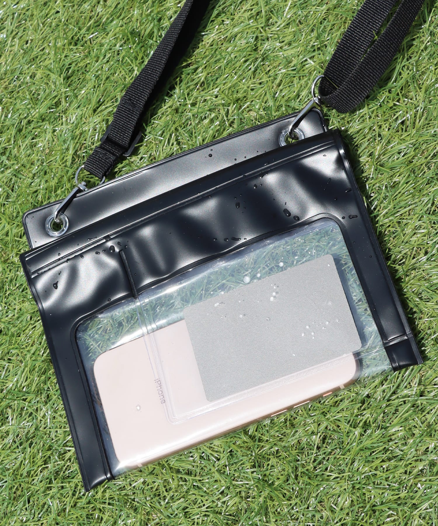 アウトドアシーンで大活躍 防滴ポーチ横型 ブラック 3coins スリーコインズ ライフスタイル Pal Closet パルクローゼット パルグループ公式ファッション通販サイト