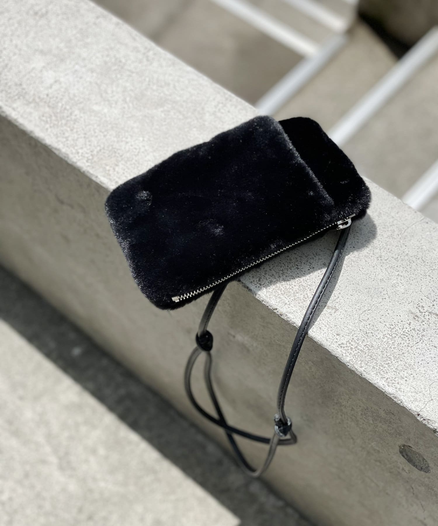 un dix cors(アンディコール) 【ALICE MARTHA（アリスマーサ）】エコファースマホショルダー