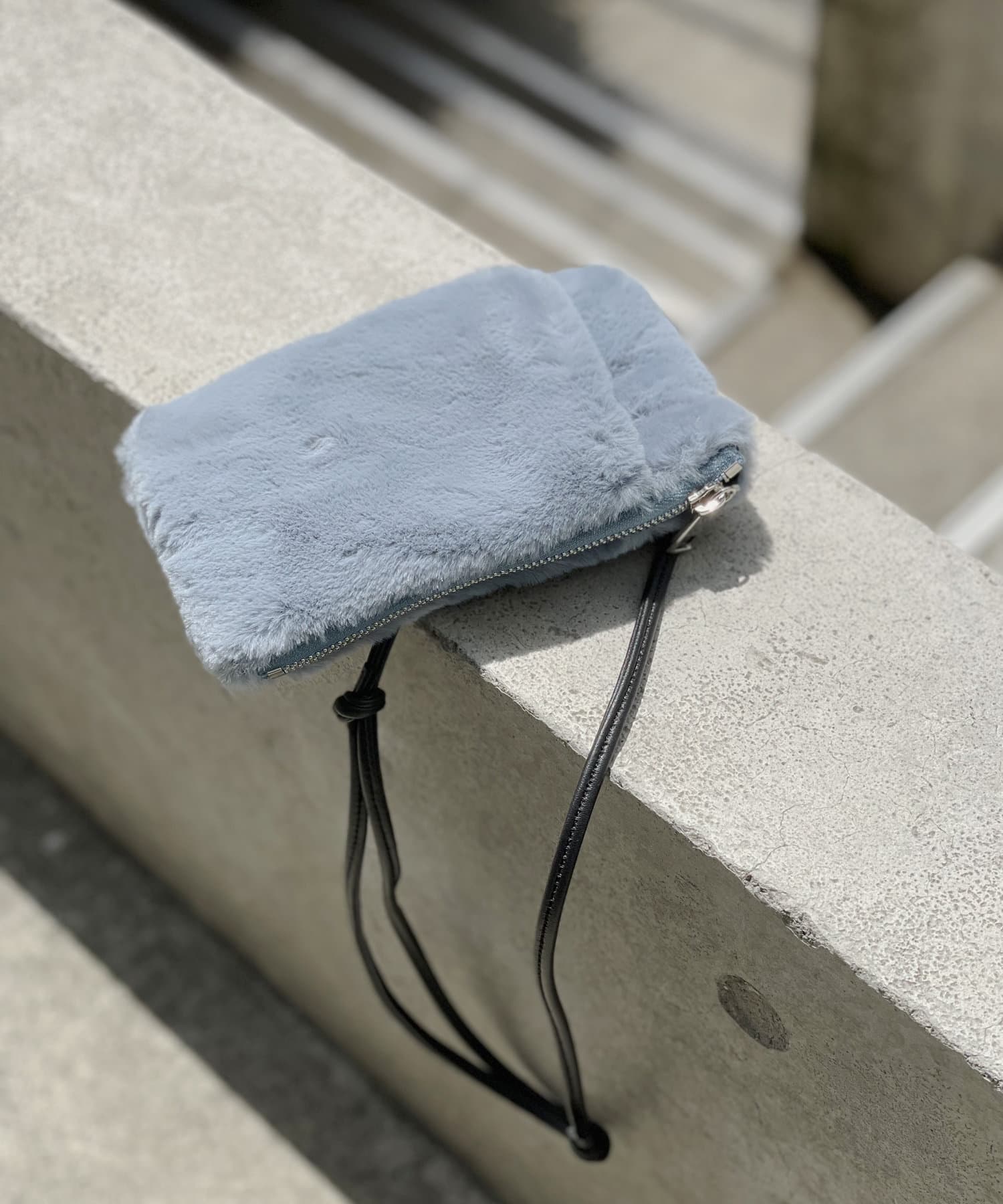 un dix cors(アンディコール) 【ALICE MARTHA（アリスマーサ）】エコファースマホショルダー