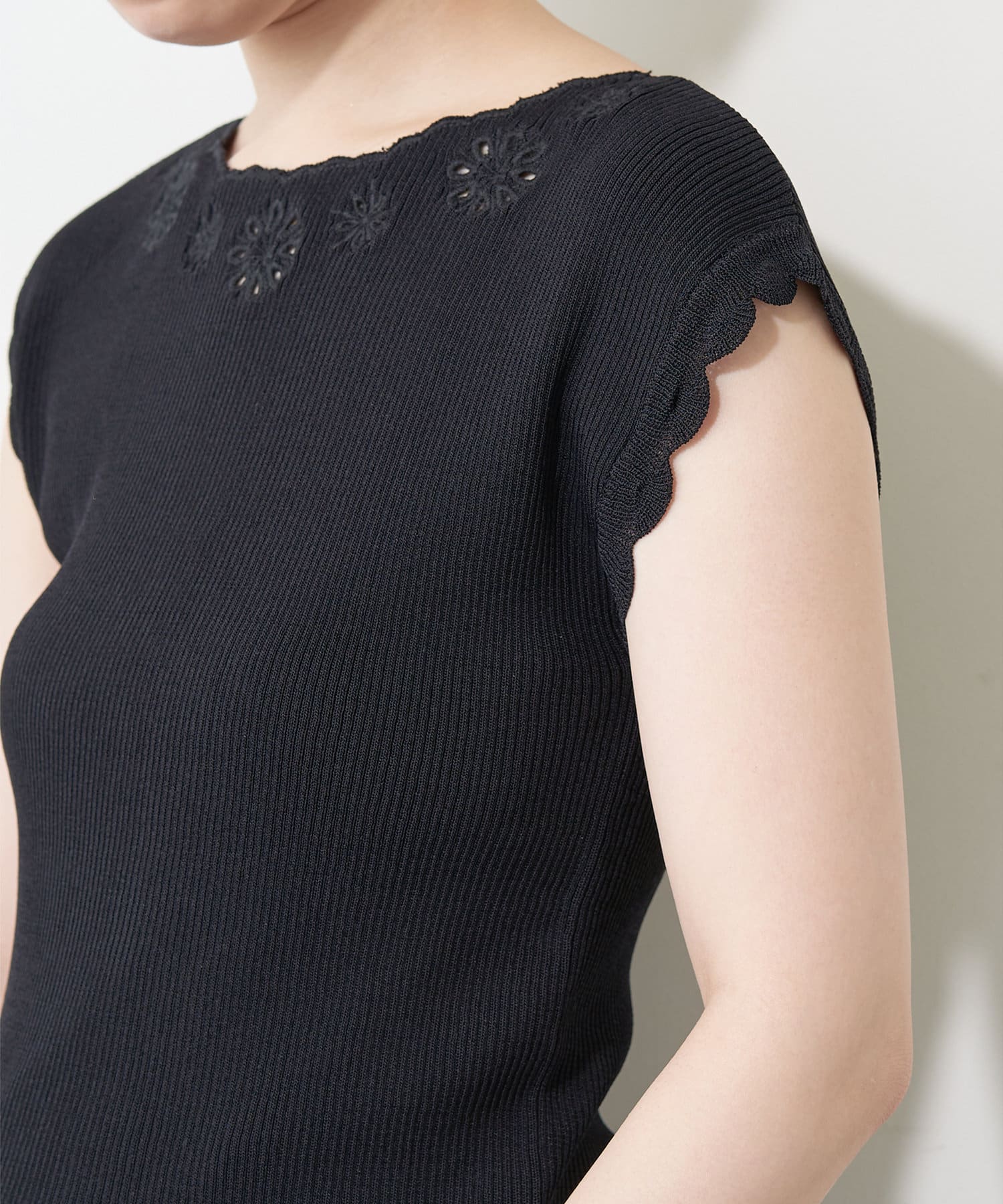 natural couture(ナチュラルクチュール) 衿ぐりお花刺繍強撚リブニット