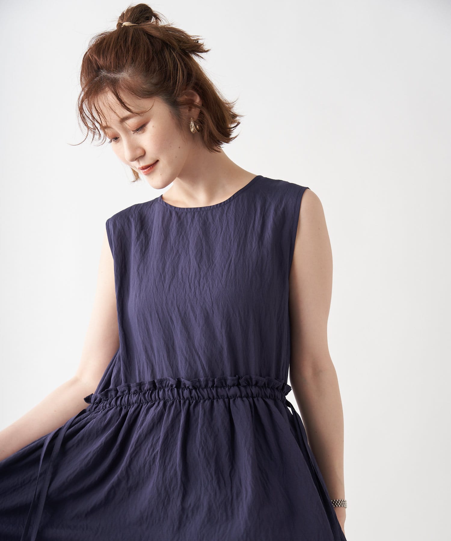 un dix cors(アンディコール) 【程よく甘さのある大人のワンピース】ノースリウエストギャザーワンピース