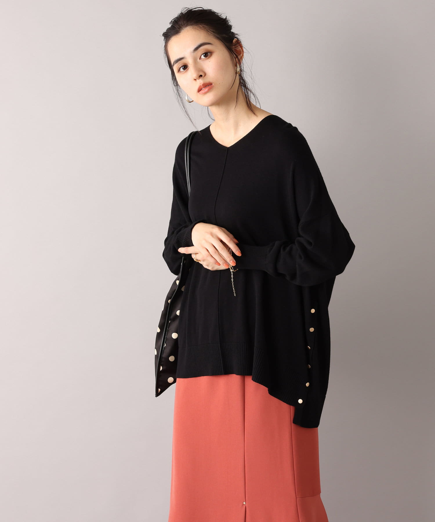 un dix cors(アンディコール) 【体型カバー＆お洒落 両方が叶う】シルク混サイド釦Vネックニット