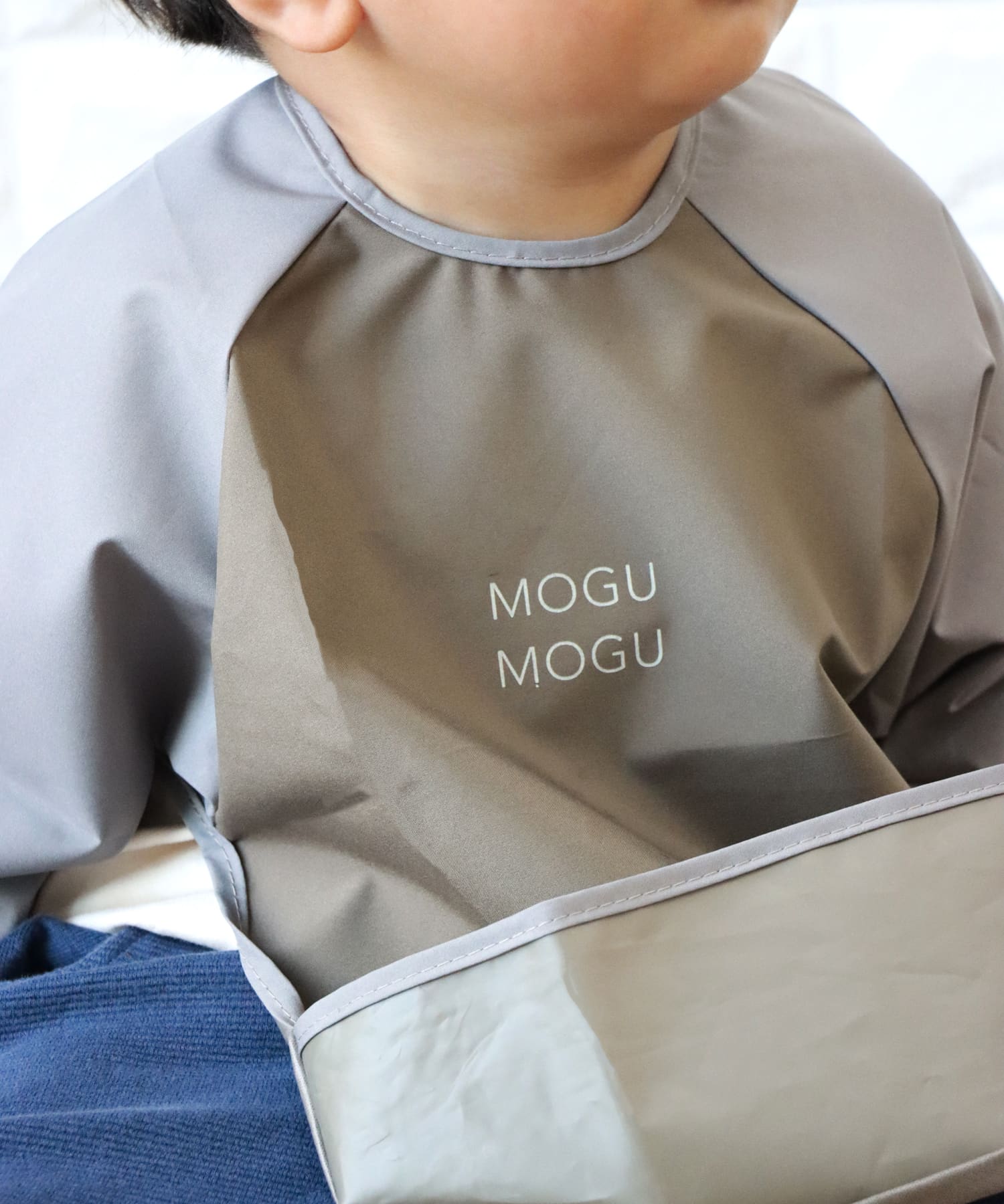 お手入れ簡単 食べこぼし防止 長袖お食事エプロン 3coins スリーコインズ キッズ Pal Closet パルクローゼット パルグループ公式ファッション通販サイト