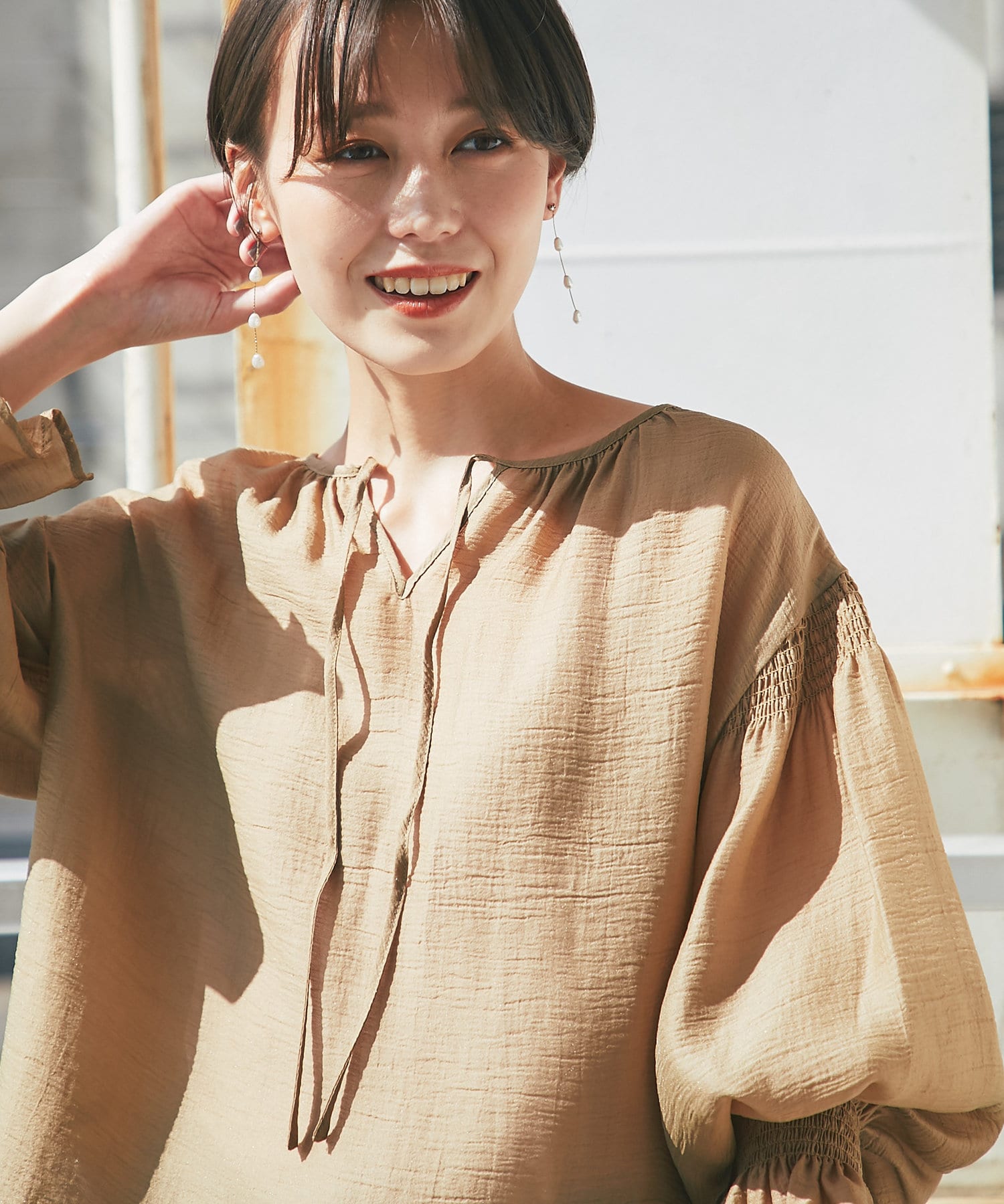 un dix cors(アンディコール) 【主役級ブラウス】2wayシャーリングスリーブブラウス