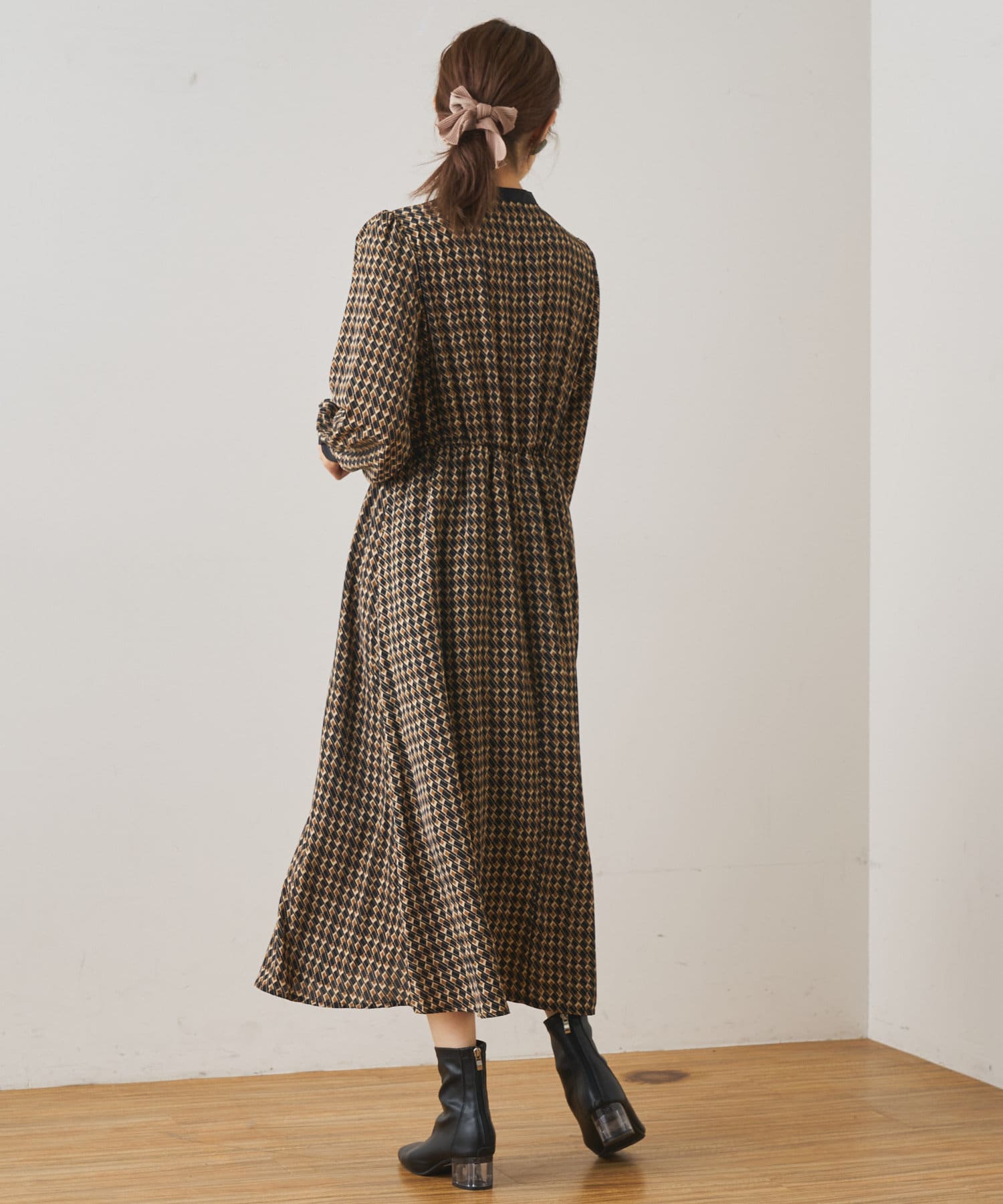 NICE CLAUP / OLIVE des OLIVE OUTLET(ナイスクラップ  / オリーブ デ オリーブ アウトレット) 幾何学柄ワンピース