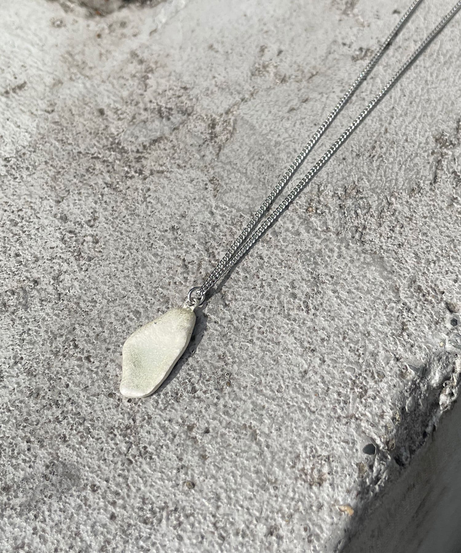 un dix cors(アンディコール) 【顔周りを華やかに彩る】プレートモチーフネックレス