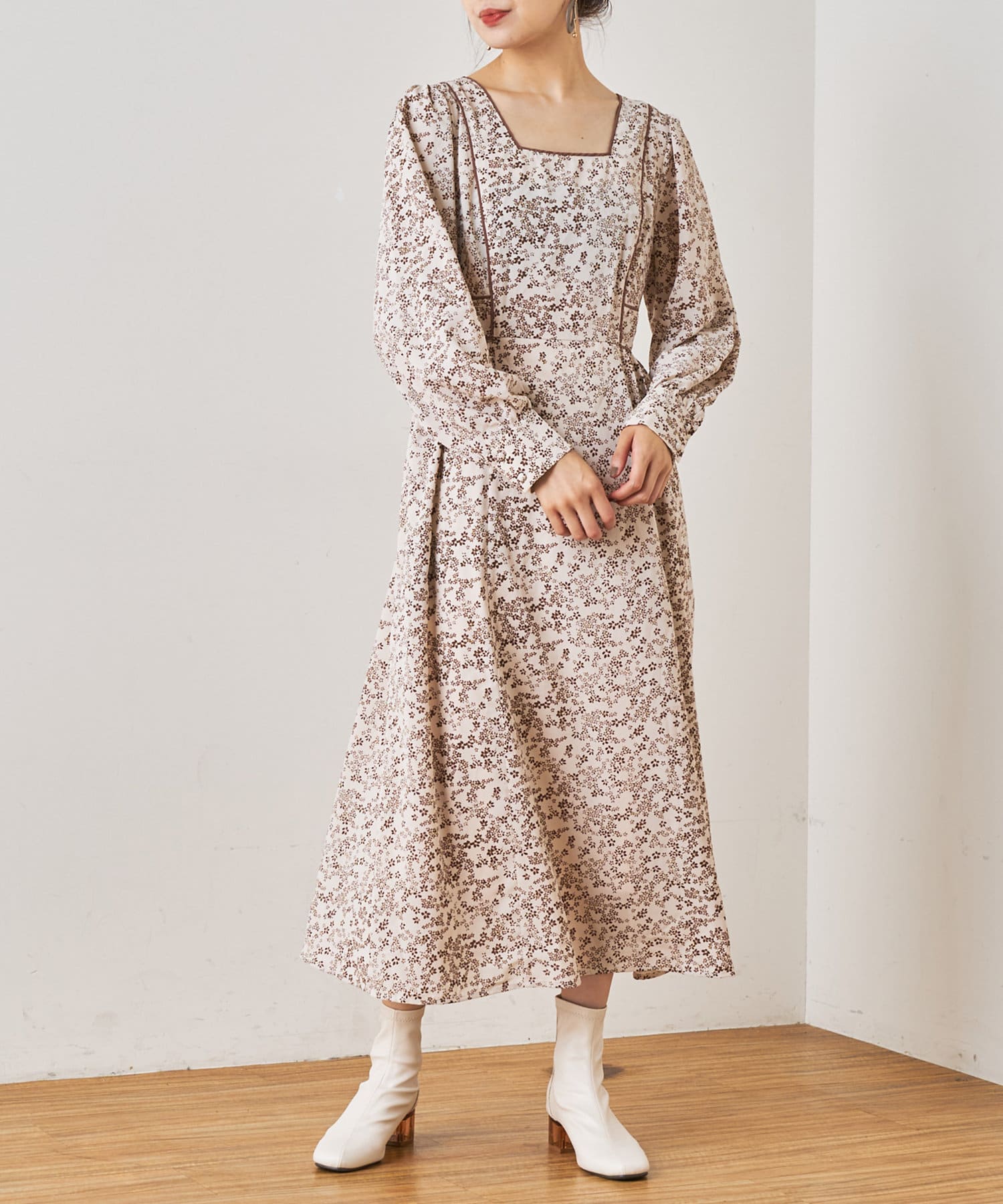 NICE CLAUP / OLIVE des OLIVE OUTLET(ナイスクラップ  / オリーブ デ オリーブ アウトレット) 小花柄　スクエアネックワンピ