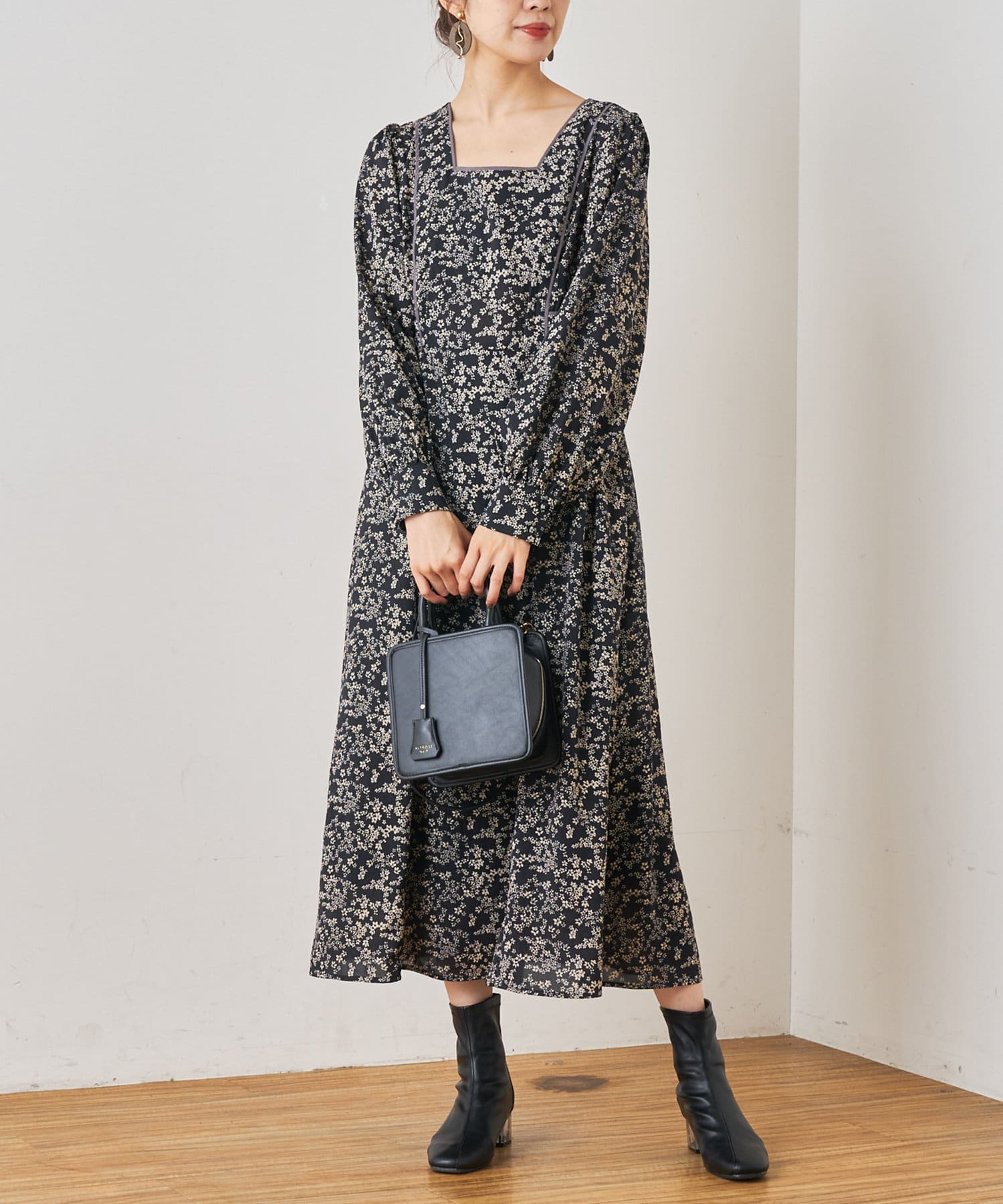 NICE CLAUP / OLIVE des OLIVE OUTLET(ナイスクラップ  / オリーブ デ オリーブ アウトレット) 小花柄　スクエアネックワンピ