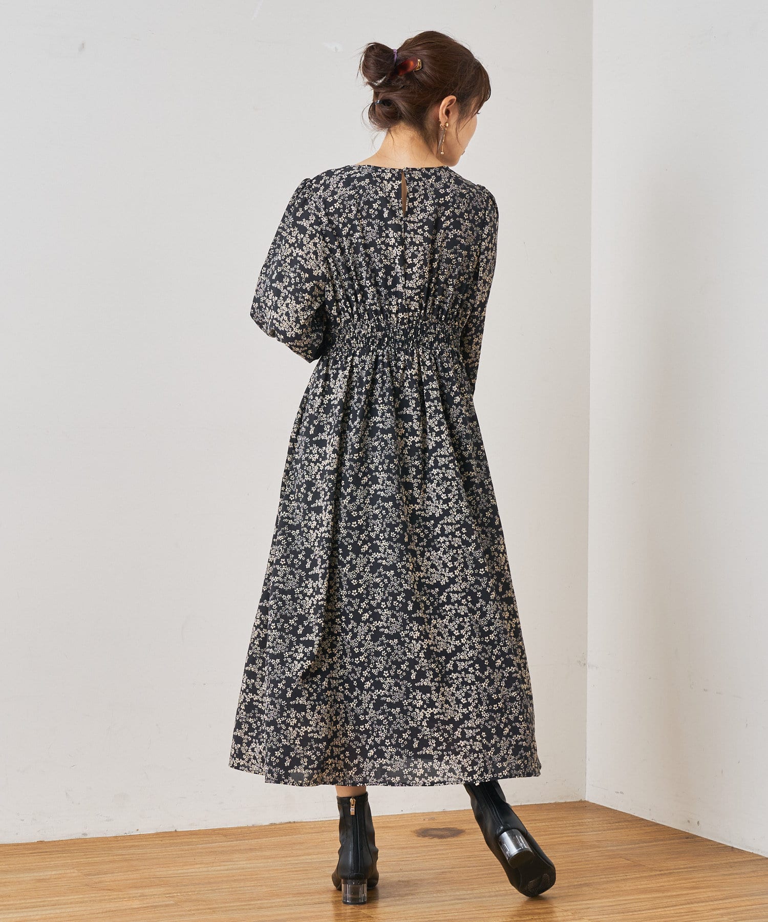 NICE CLAUP / OLIVE des OLIVE OUTLET(ナイスクラップ  / オリーブ デ オリーブ アウトレット) 小花柄　スクエアネックワンピ