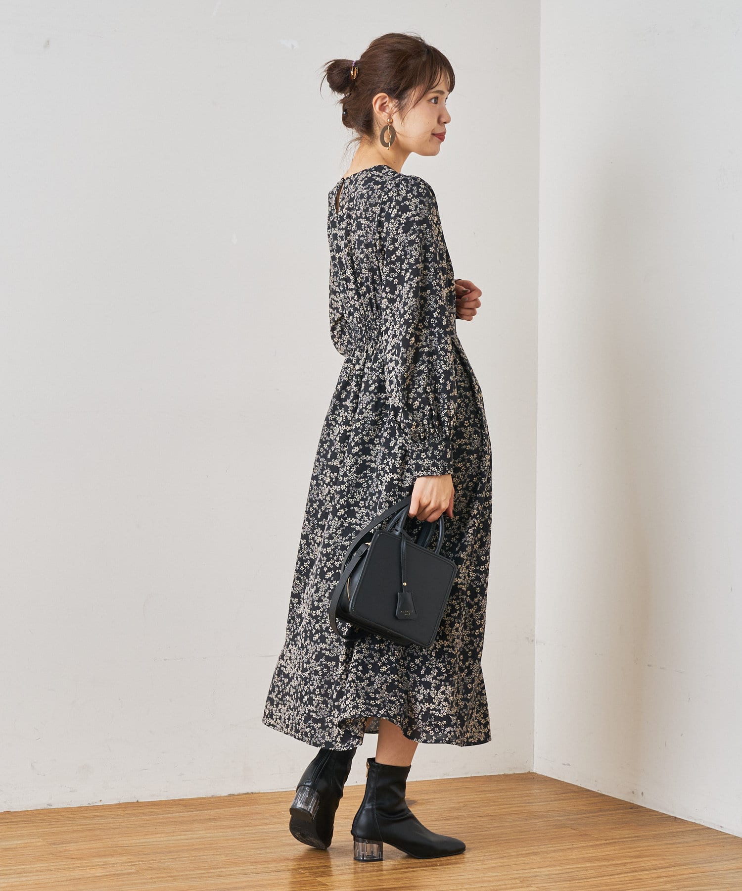 NICE CLAUP / OLIVE des OLIVE OUTLET(ナイスクラップ  / オリーブ デ オリーブ アウトレット) 小花柄　スクエアネックワンピ