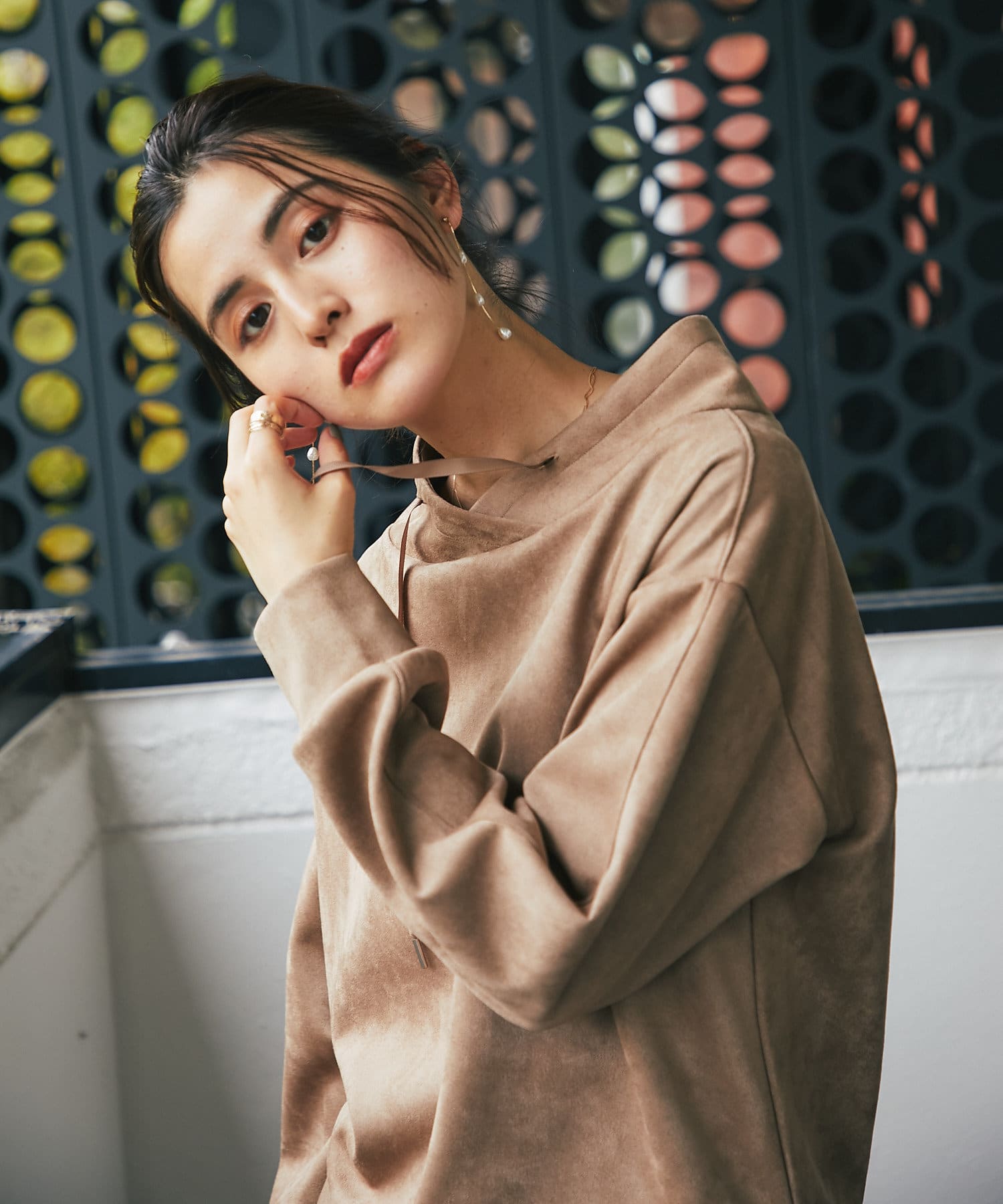 un dix cors(アンディコール) 【大人顔トップス】フェイクスエード抜け襟プルオーバー