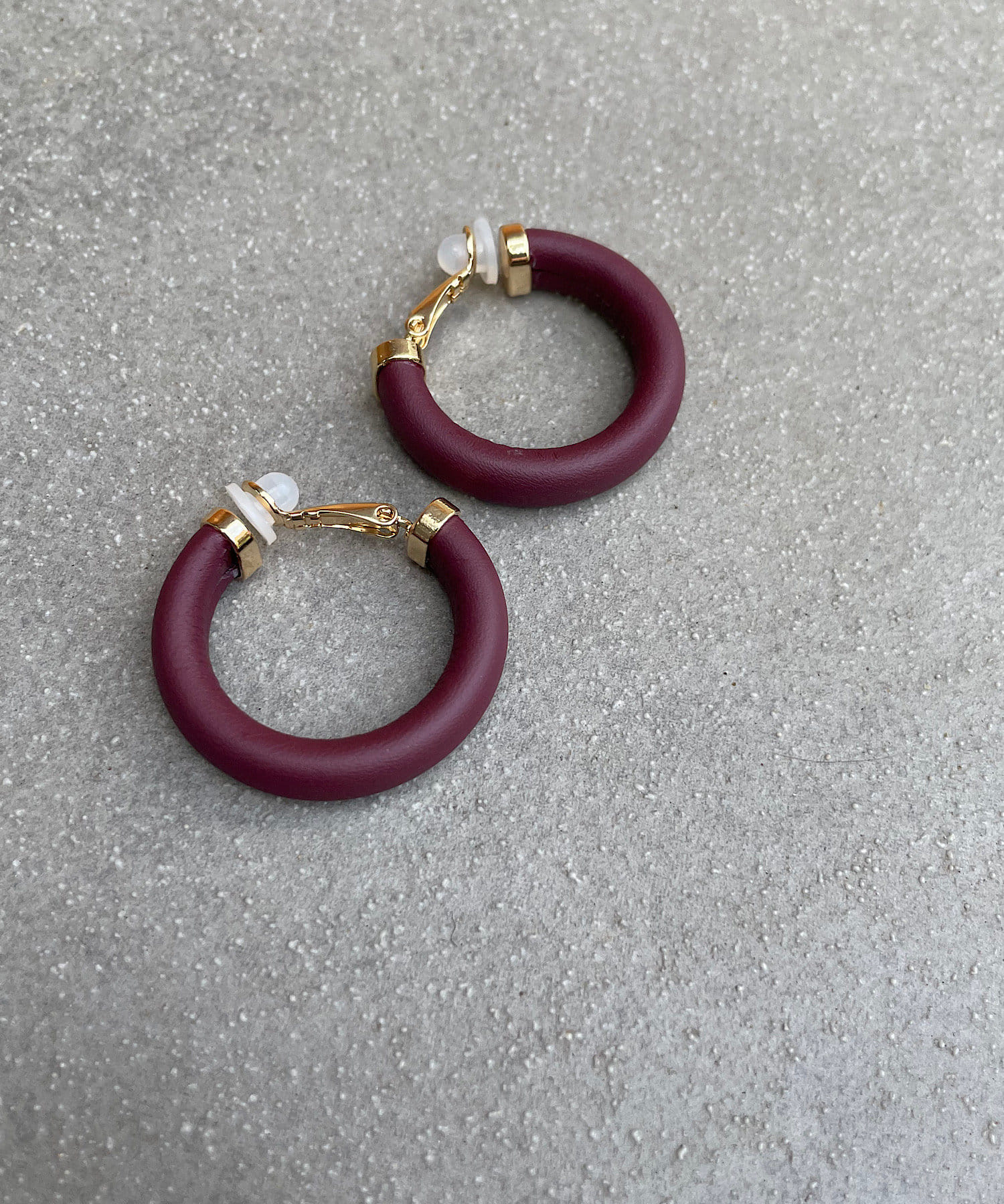 un dix cors(アンディコール) 【GOLDY（ゴールディ）】レザータッチフープイヤリング