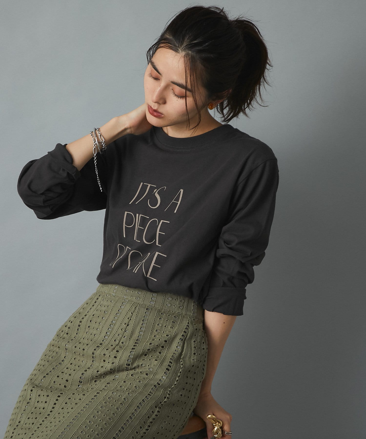 un dix cors(アンディコール) 【大人カジュアルの必須アイテム】フロッキーロゴ長袖ロングTシャツ