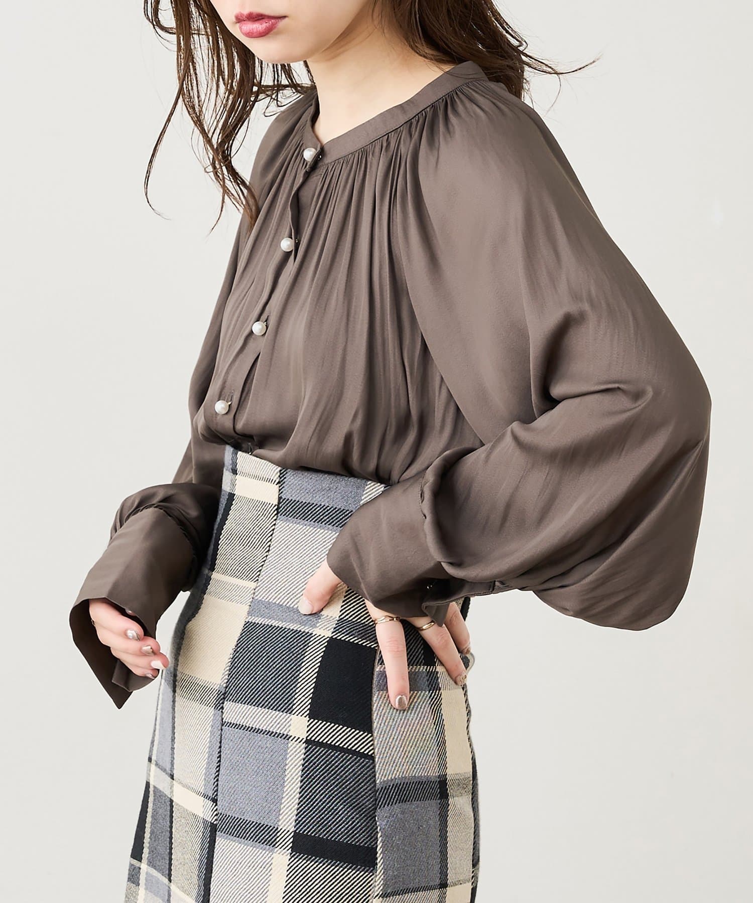 natural couture(ナチュラルクチュール) 【WEB限定】たっぷりギャザーラグランパール釦ブラウス