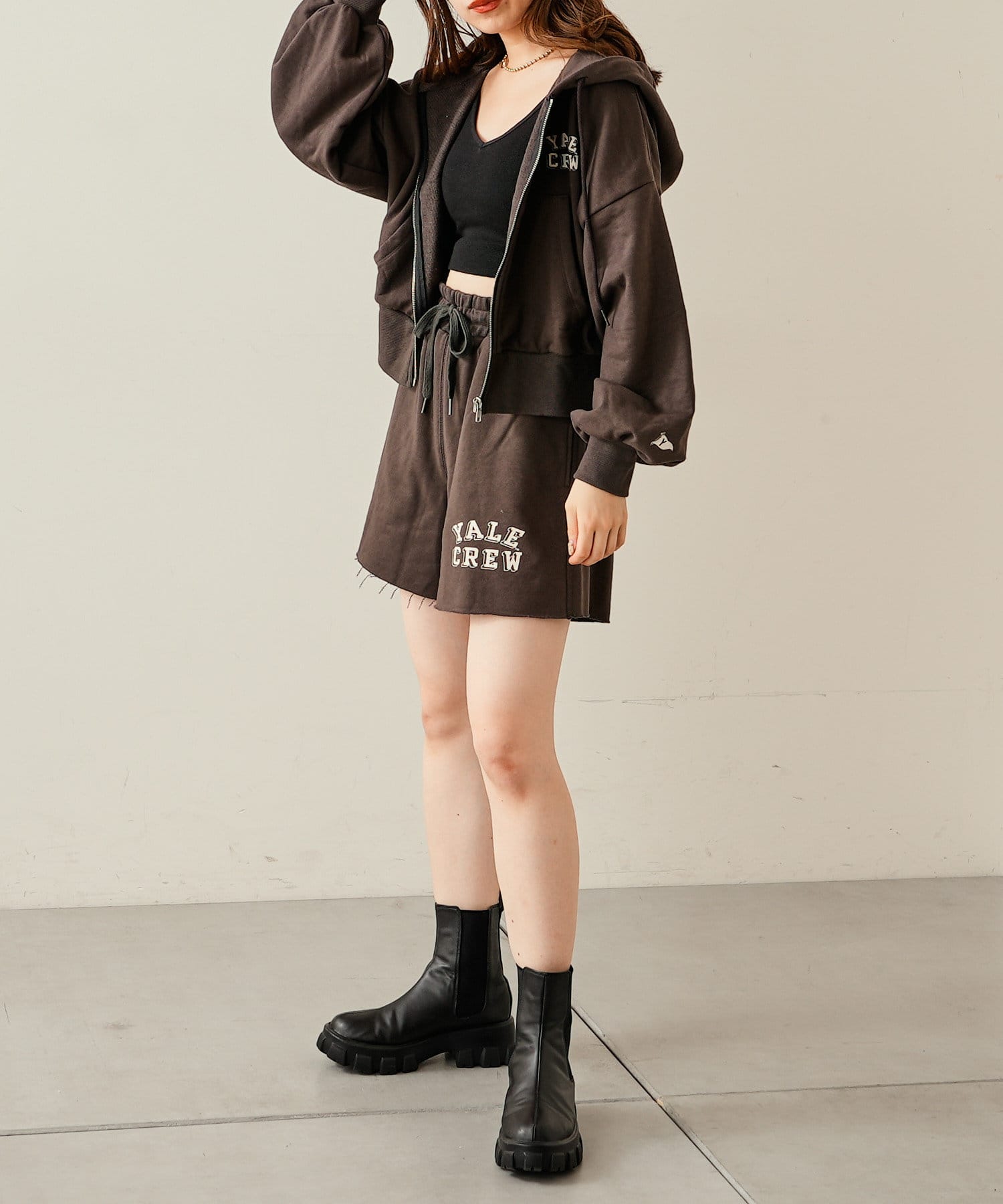 who's who Chico】YALE 胸ロゴプリントZIPパーカー | OUTLET