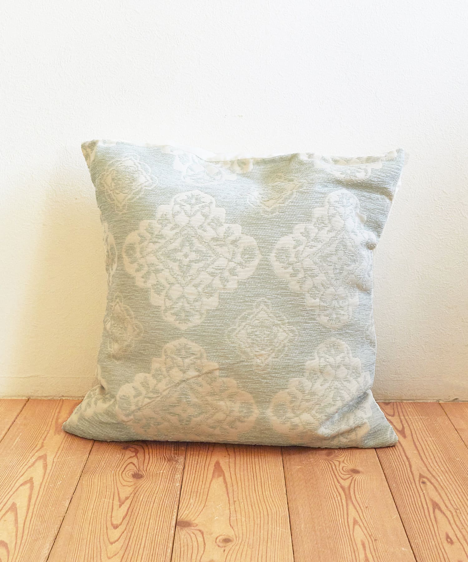 フロッキークッションカバー アンティーク柄 3coins スリーコインズ ライフスタイル Pal Closet パルクローゼット パルグループ公式ファッション通販サイト