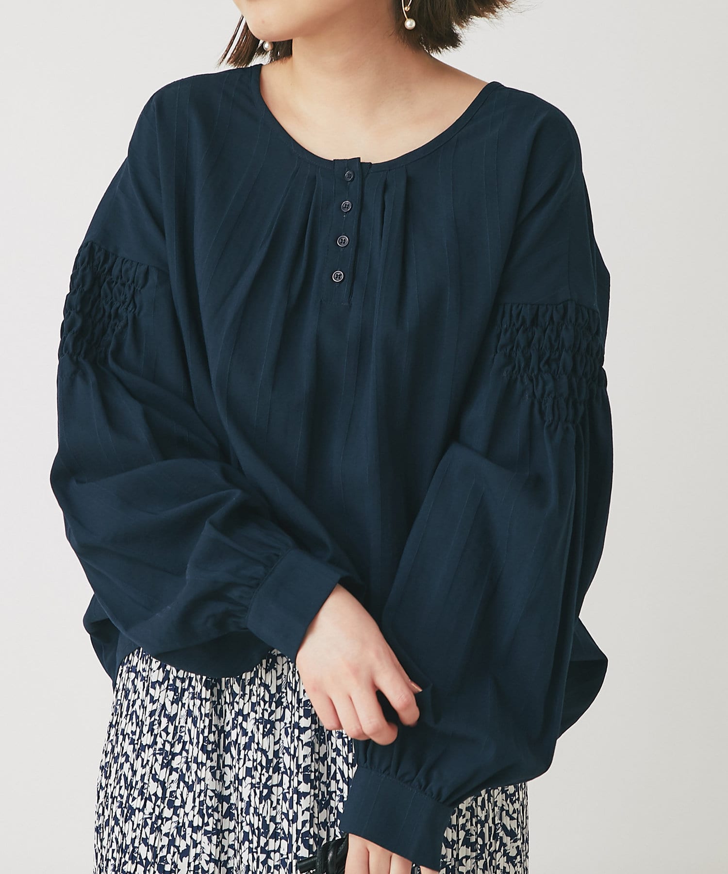 un dix cors(アンディコール) 【着回し広がる】シャーリング前後2WAYブラウス