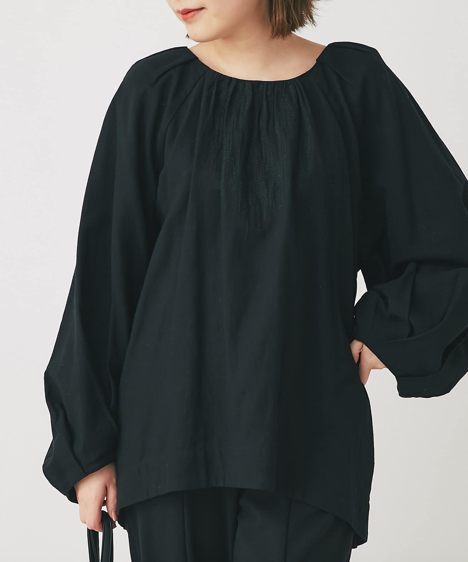 un dix cors(アンディコール) 【主役トップス】コード刺繍ショルダータックブラウス