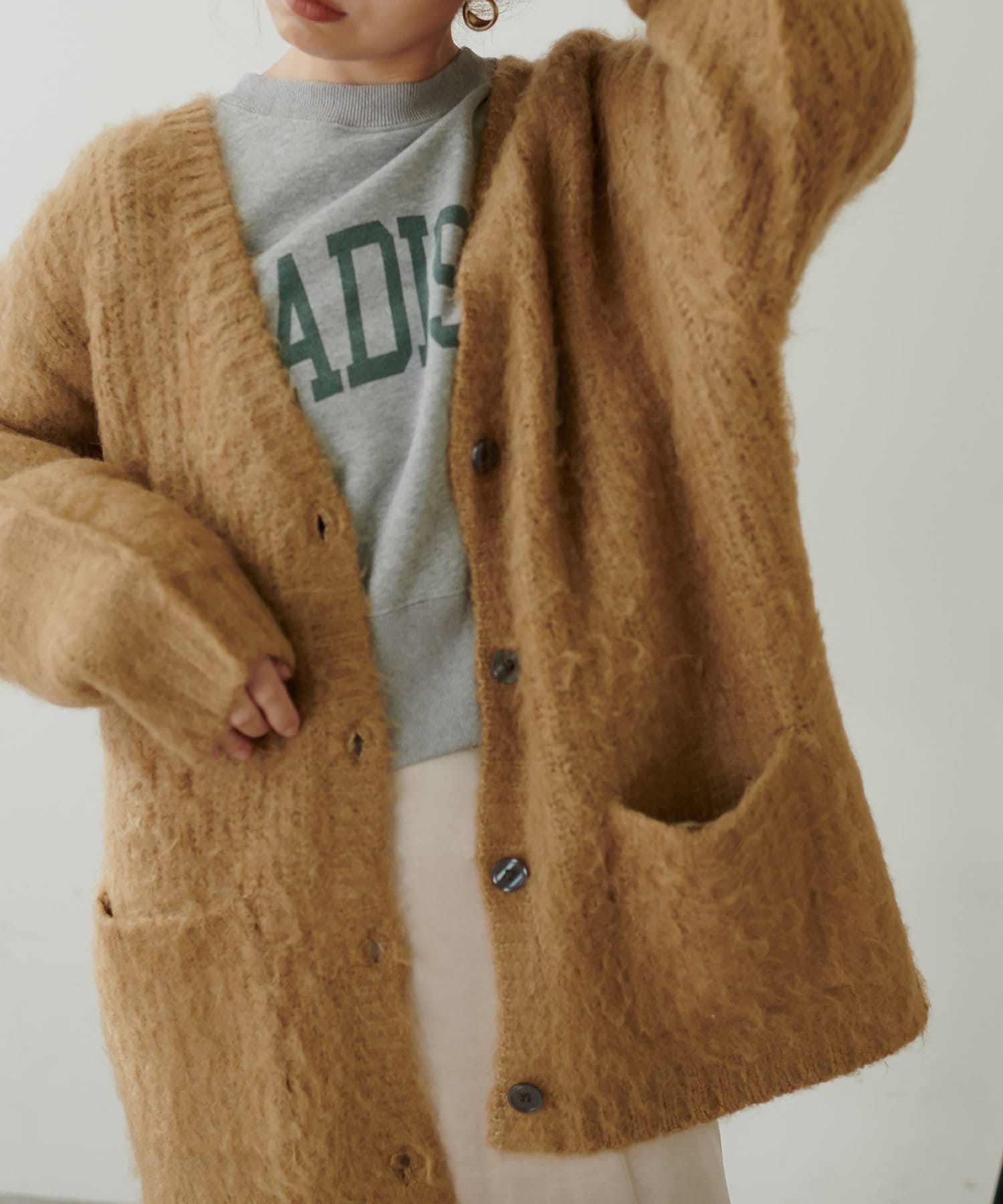 natural couture(ナチュラルクチュール) 【着用動画あり・大人ナチュ】ショート丈ロゴトレーナー