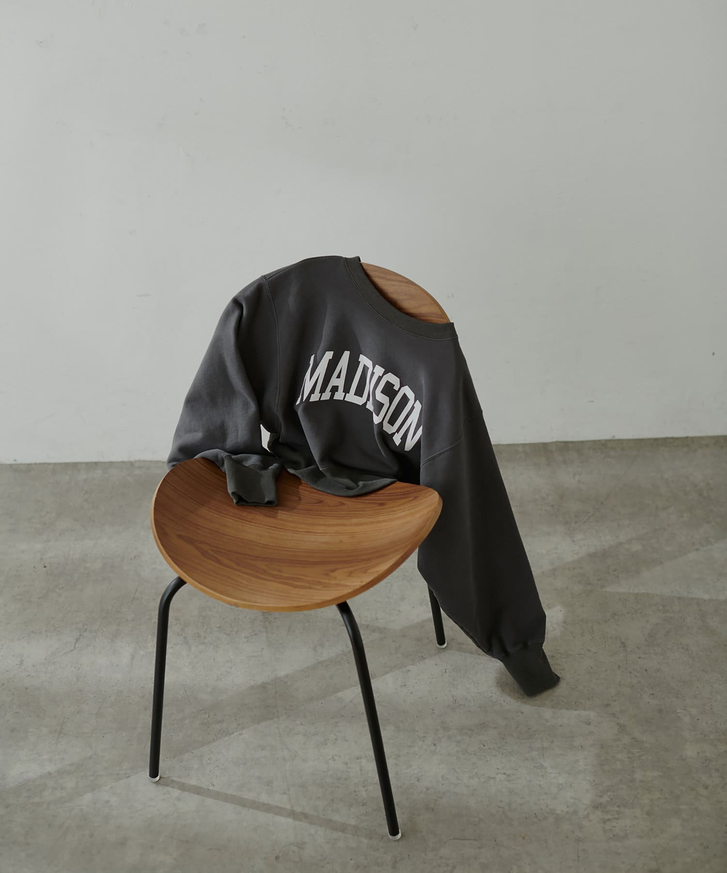 natural couture(ナチュラルクチュール) 【着用動画あり・大人ナチュ】ショート丈ロゴトレーナー