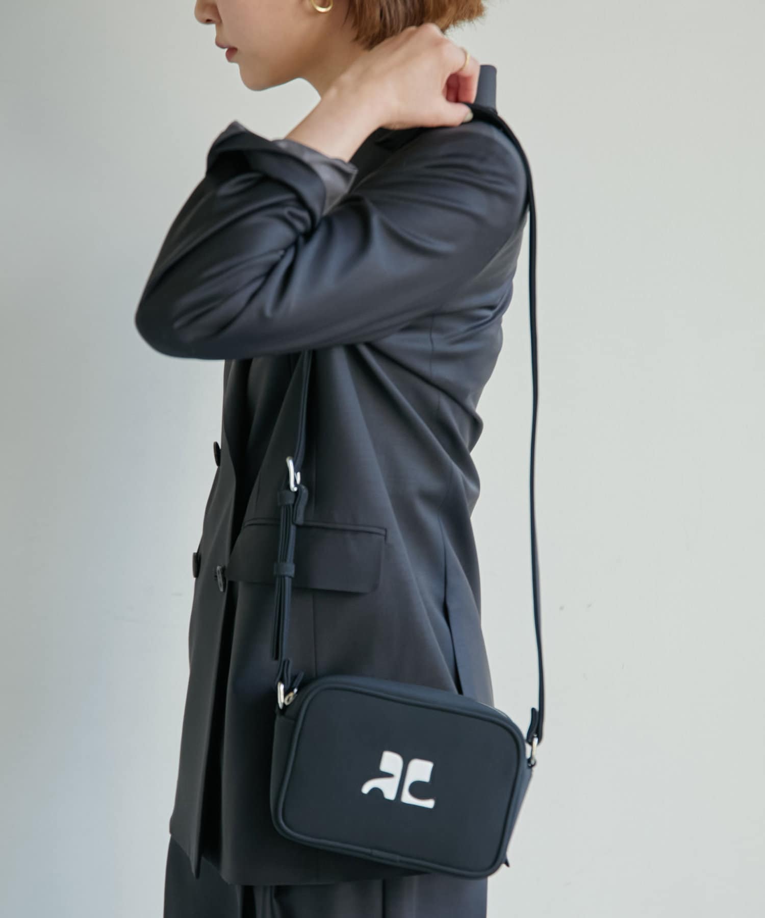 クレージュ ロゴレザーカメラショルダーバッグ ブラック 楽天市場】Courreges クレージュ ショルダーバッグ Logo Camera