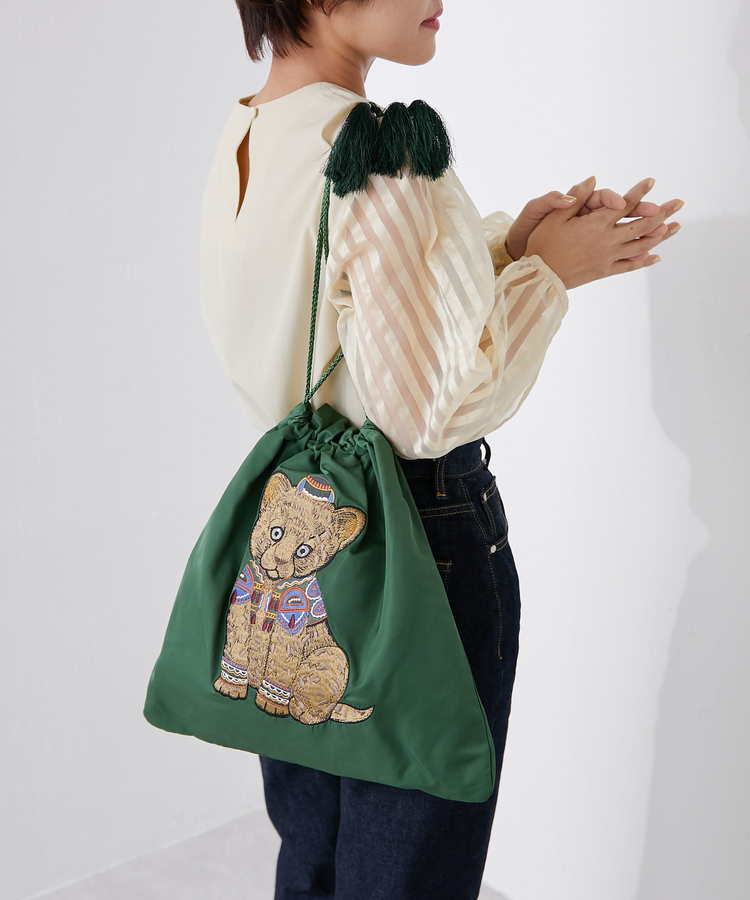 【爆買い！】 イアパピヨネ【SUM1 STYLE】タッセル刺繍×フラワー　巾着バッグ　BK ハンドバッグ