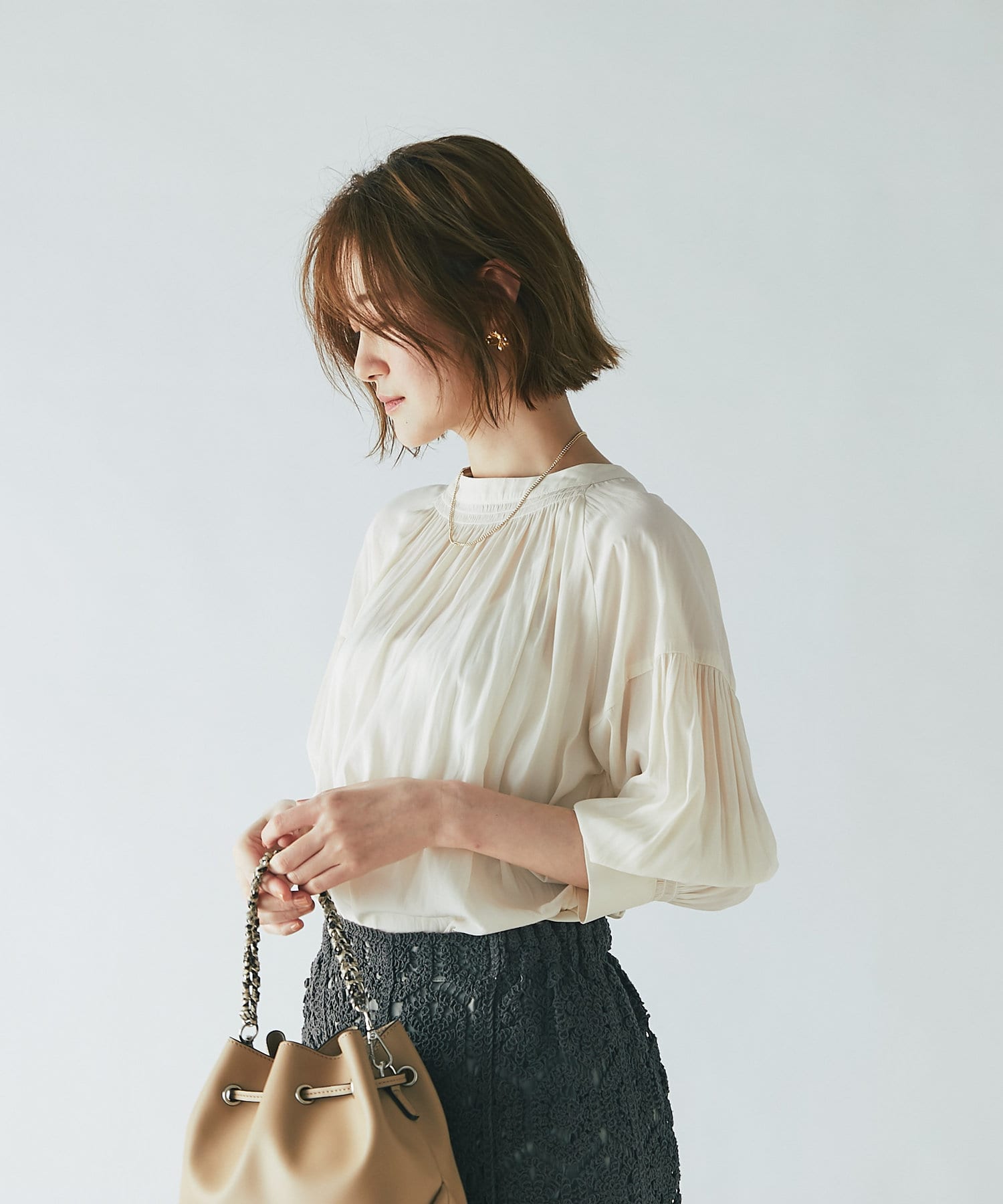 un dix cors(アンディコール) 【春にぴったり】サテンシャーリングネックブラウス