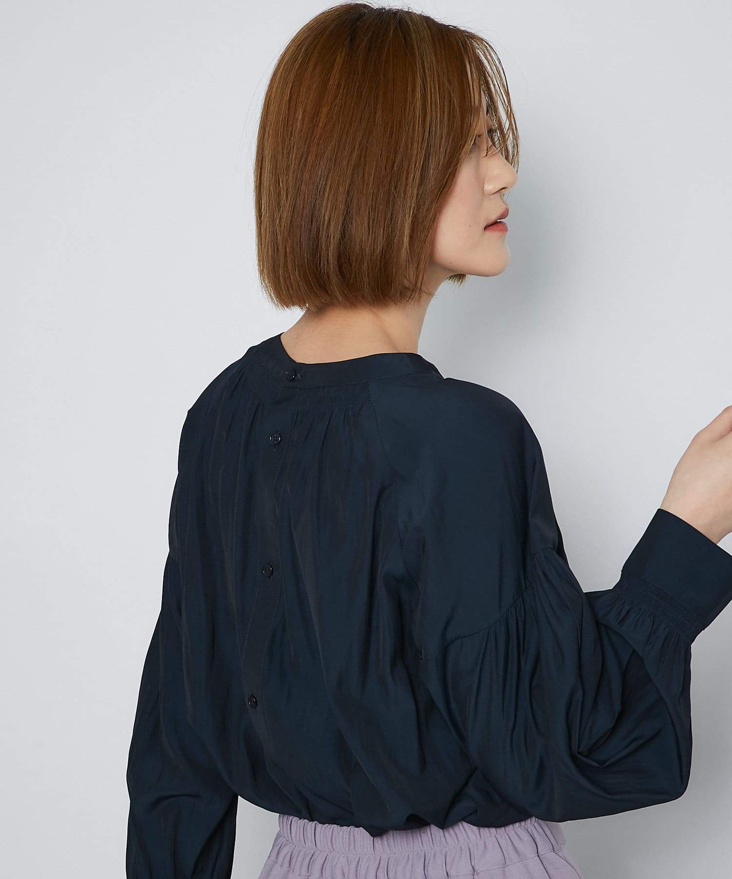 un dix cors(アンディコール) 【春にぴったり】サテンシャーリングネックブラウス