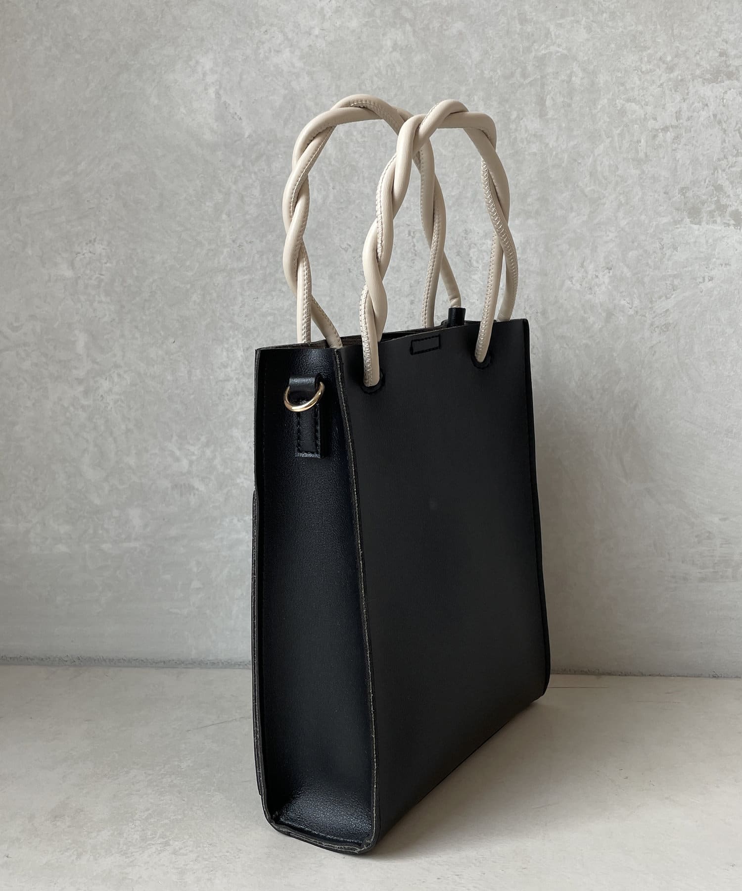 Thevon.(ゼヴォン) ツイストスクエアショルダー