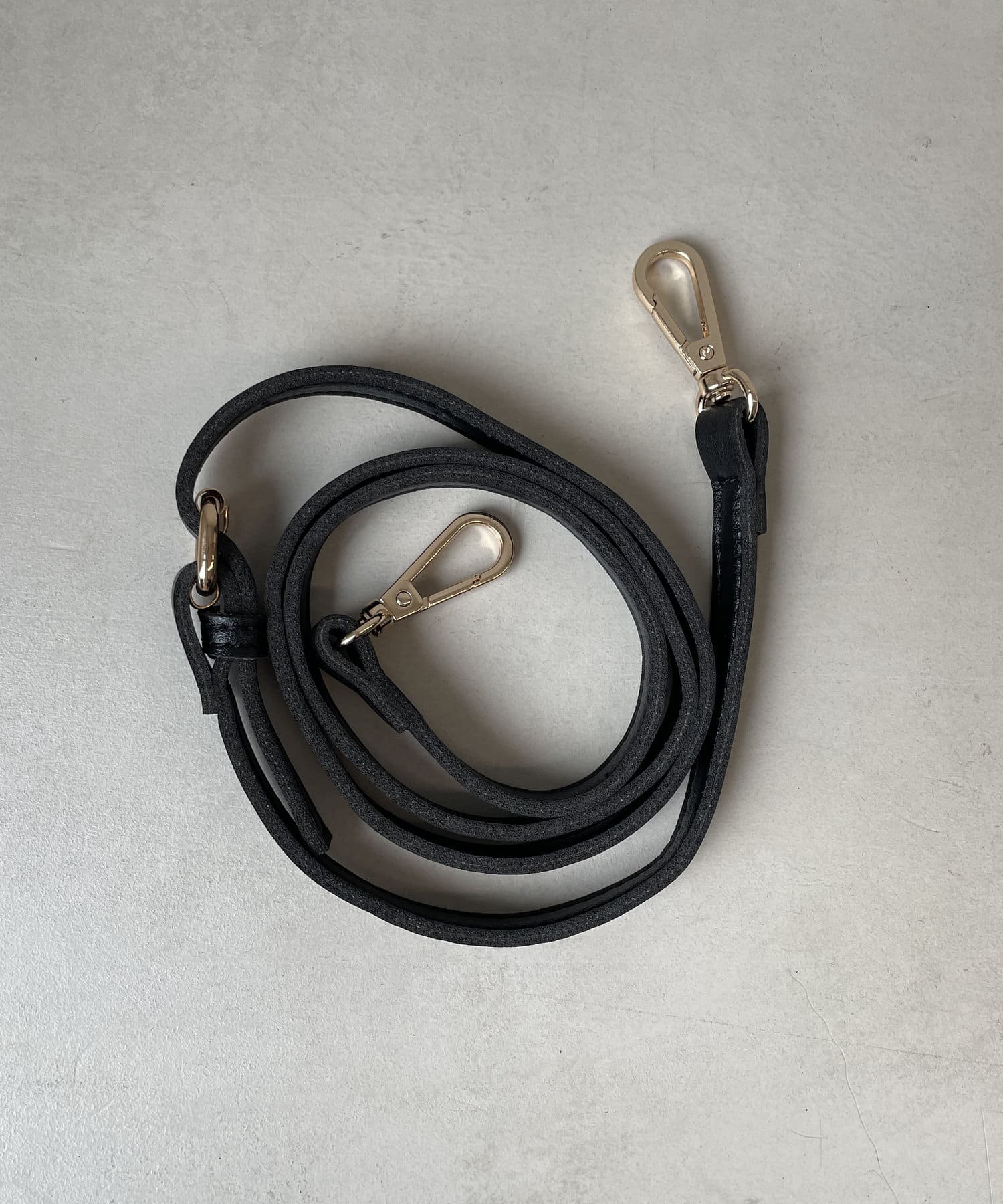 Thevon.(ゼヴォン) ツイストスクエアショルダー