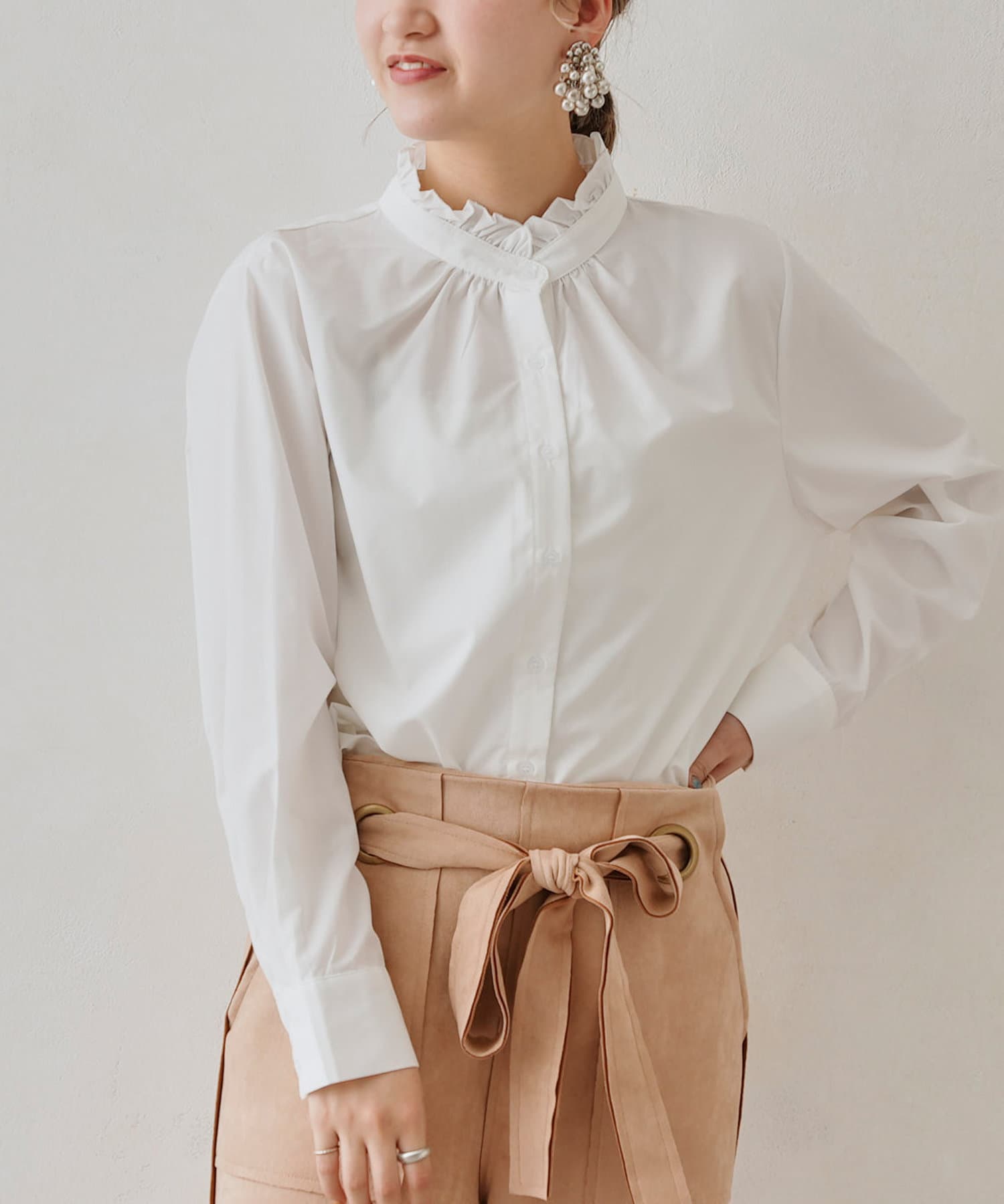 Chez toi(シェトワ) ネックフリル裾ラウンドシャツ