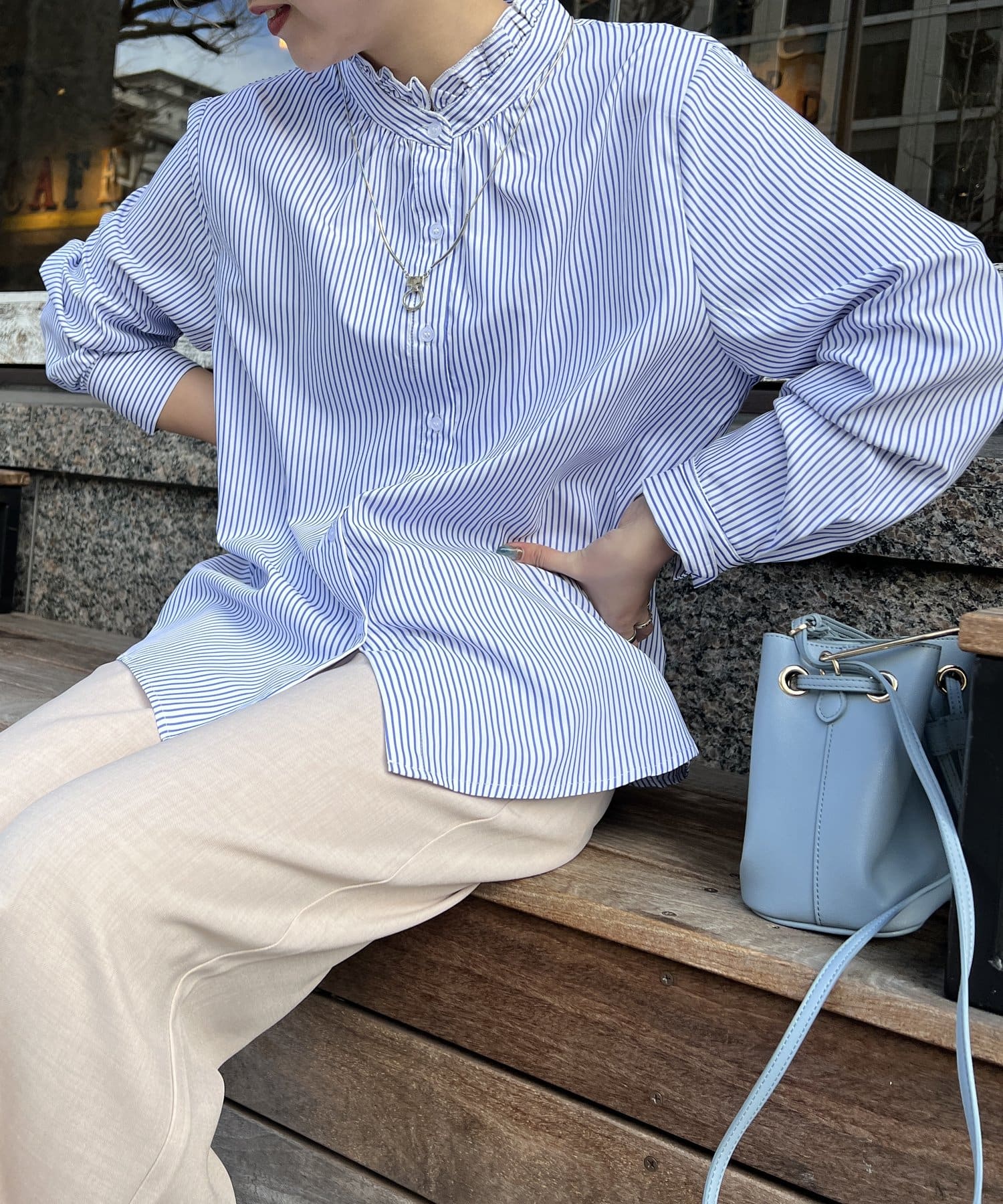 Chez toi(シェトワ) ネックフリル裾ラウンドシャツ