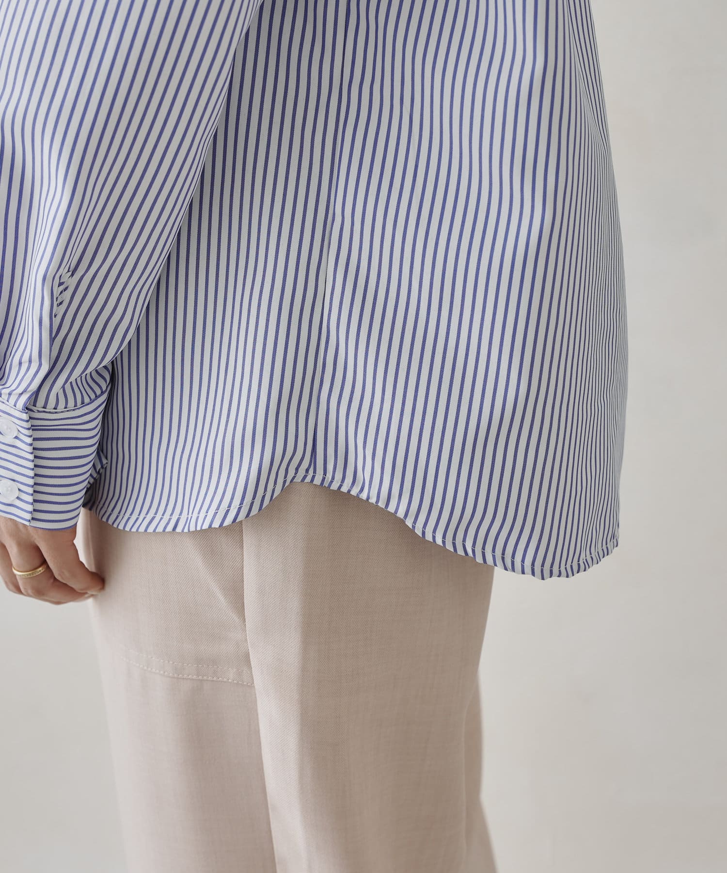 Chez toi(シェトワ) ネックフリル裾ラウンドシャツ