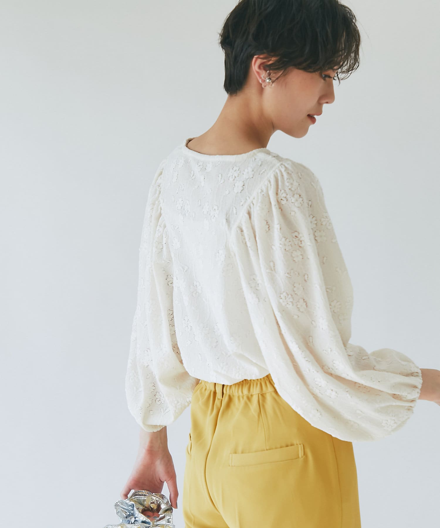 un dix cors(アンディコール) LIVEでご紹介【ふんわり上品】フラワーシャーリング袖ギャザーカットソー