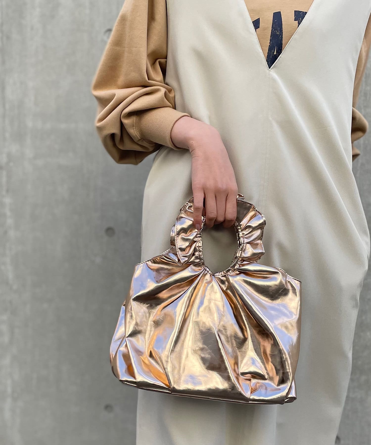 un dix cors(アンディコール) 【アクセサリー感覚で持てる】メタリックフリルハンドルバッグ