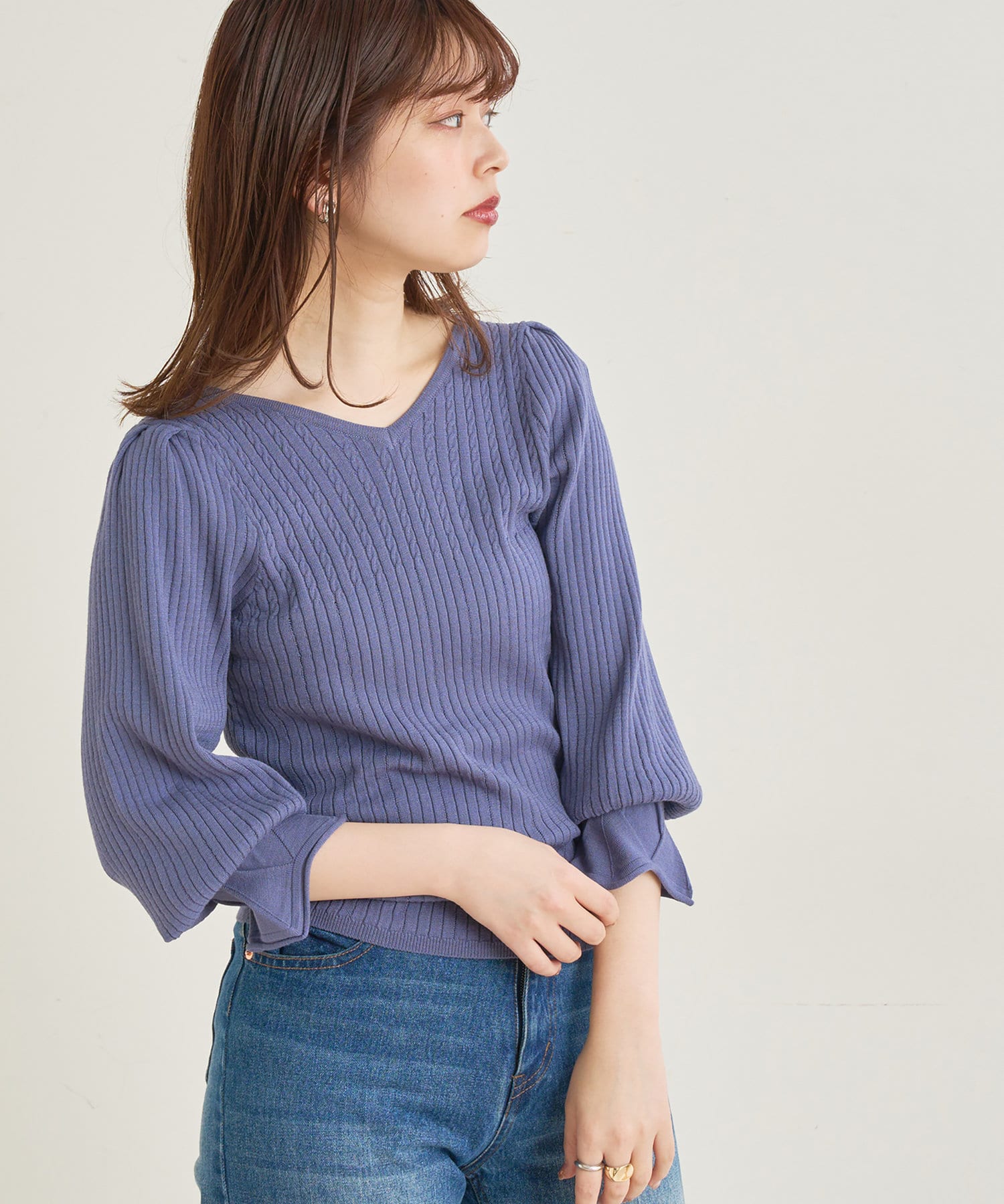 natural couture(ナチュラルクチュール) 女性らしさが引き立つ強撚ケーブルリブ袖フレアニット