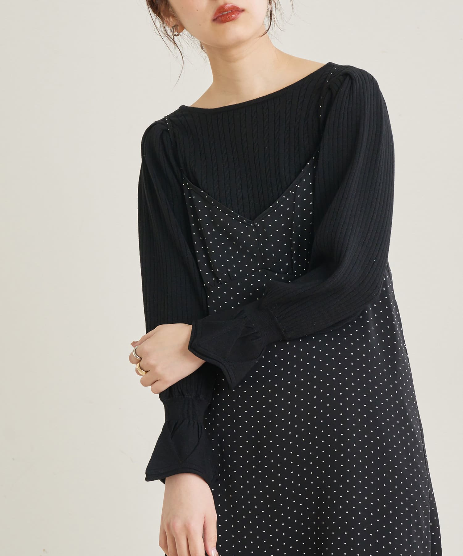 natural couture(ナチュラルクチュール) 女性らしさが引き立つ強撚ケーブルリブ袖フレアニット