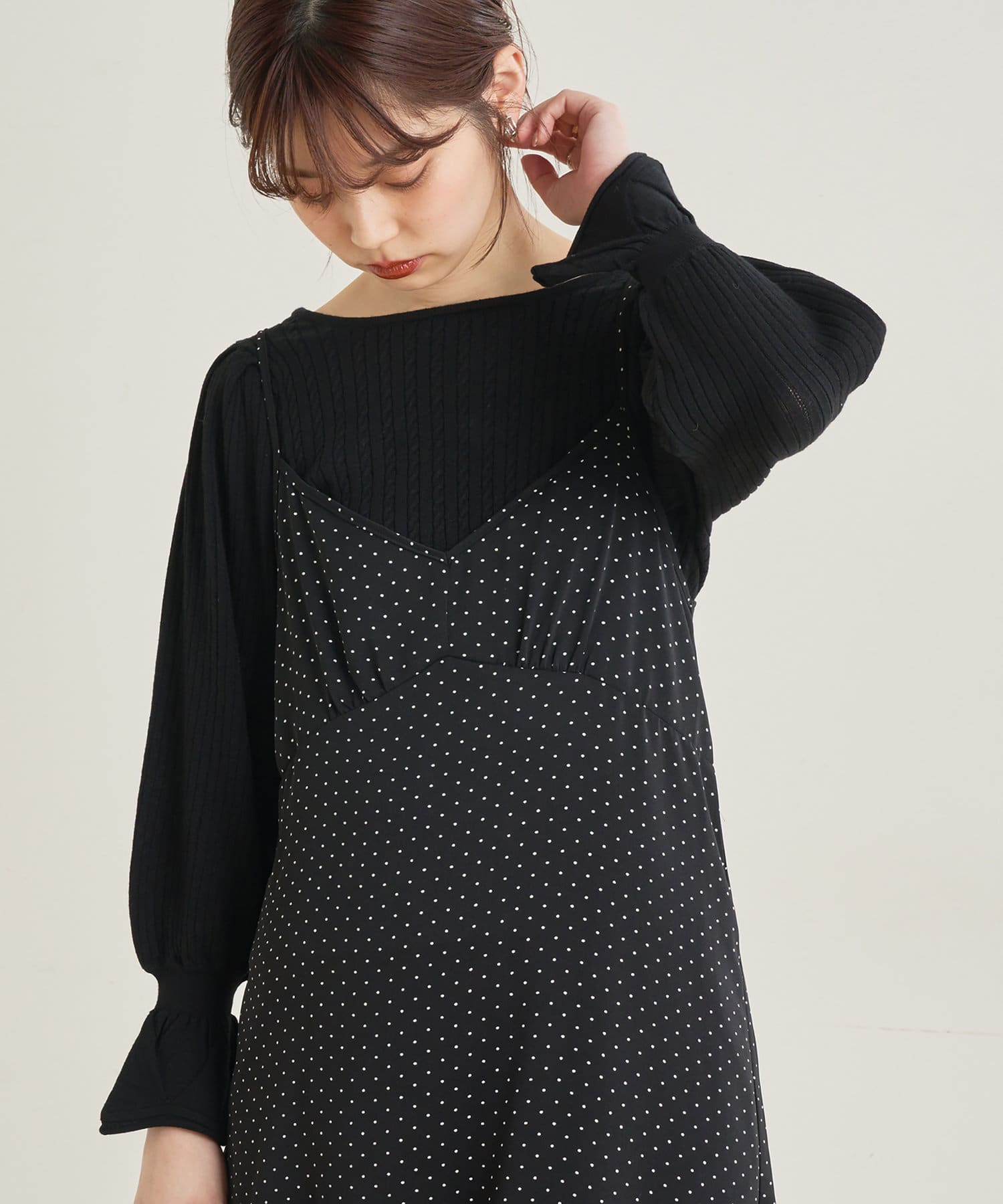 natural couture(ナチュラルクチュール) 女性らしさが引き立つ強撚ケーブルリブ袖フレアニット