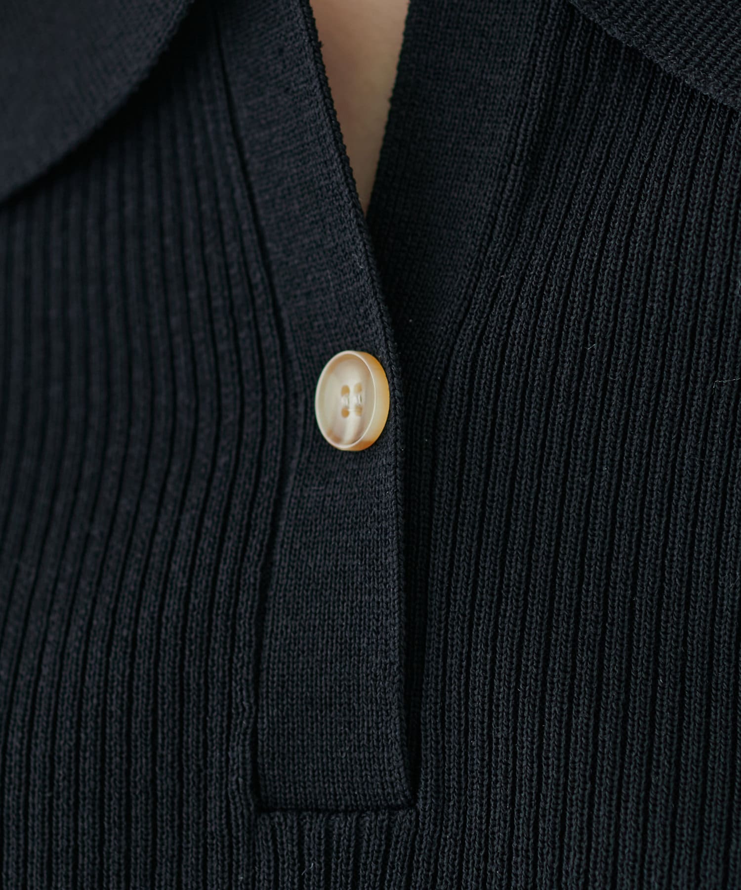 natural couture(ナチュラルクチュール) 取り入れるだけでトレンド感が出る　バイカラーリブニットポロ