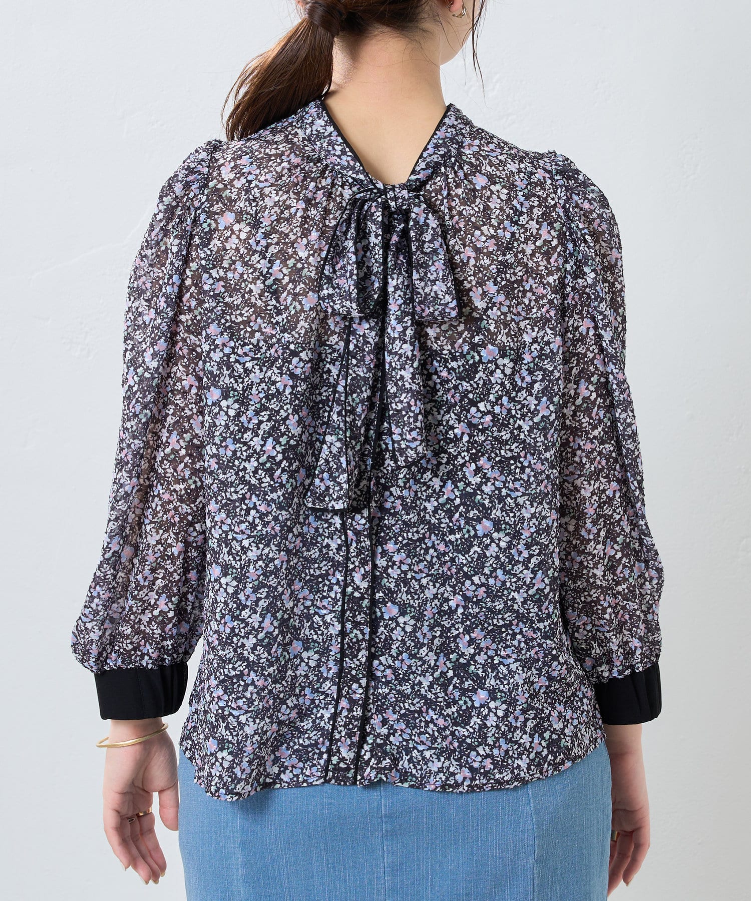 natural couture(ナチュラルクチュール) 2WAY着用可/着回し抜群。小花柄ジャガードパイピングブラウス